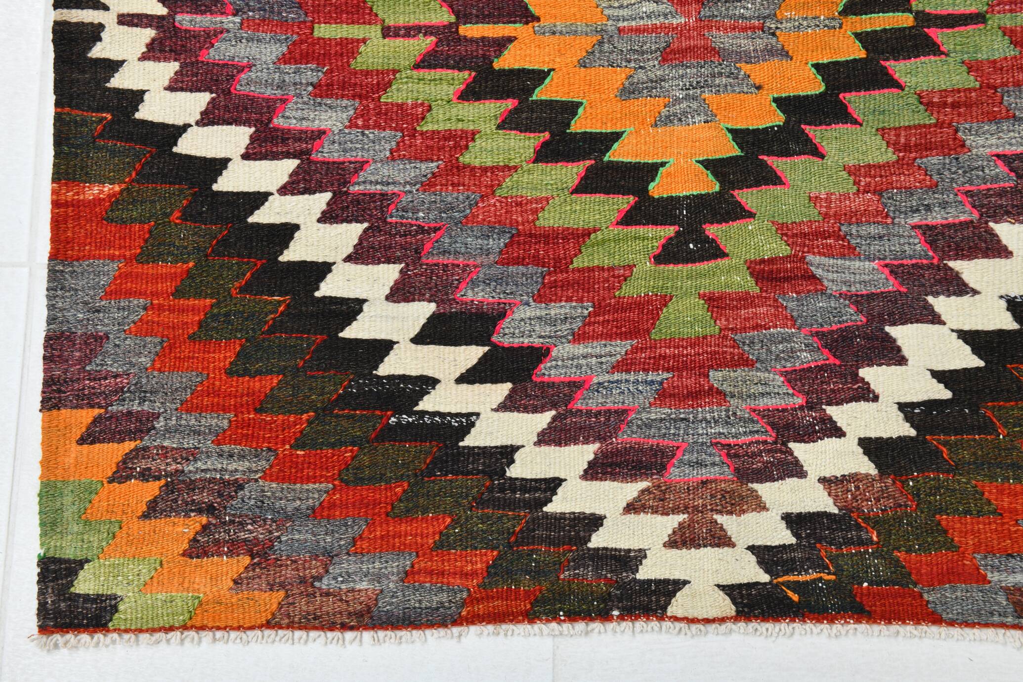 Tapis kilim géométrique multicolore – Explosion de motifs et de caractère