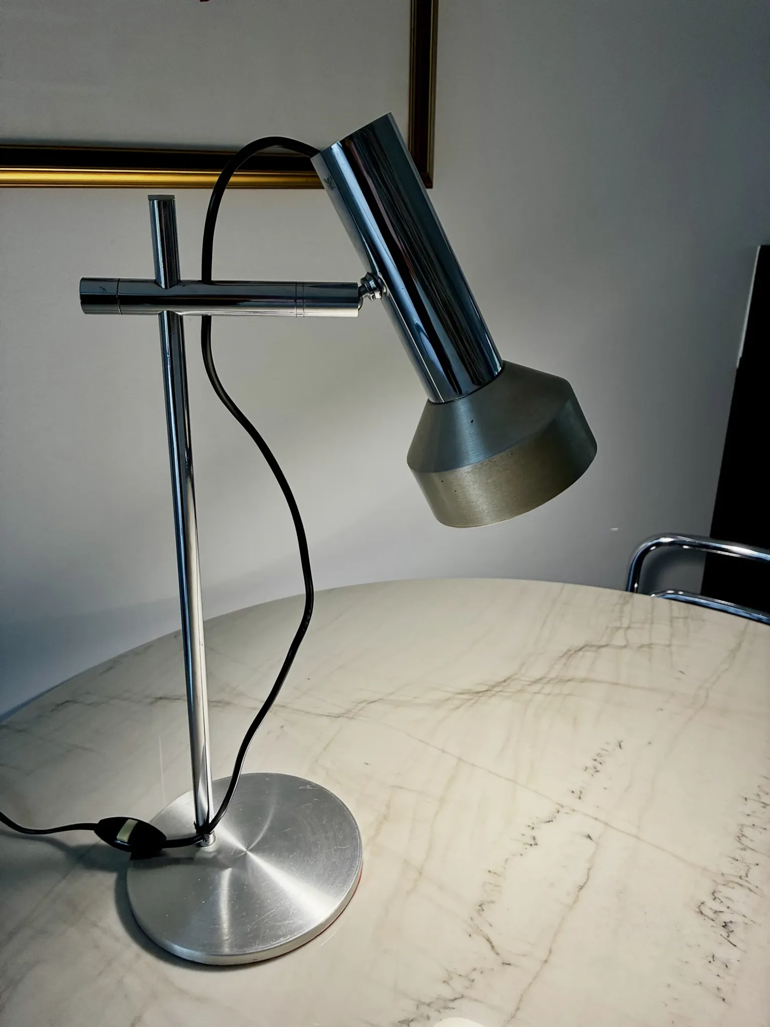 Very nice vintage 1970 articulated table lamp in good condition.