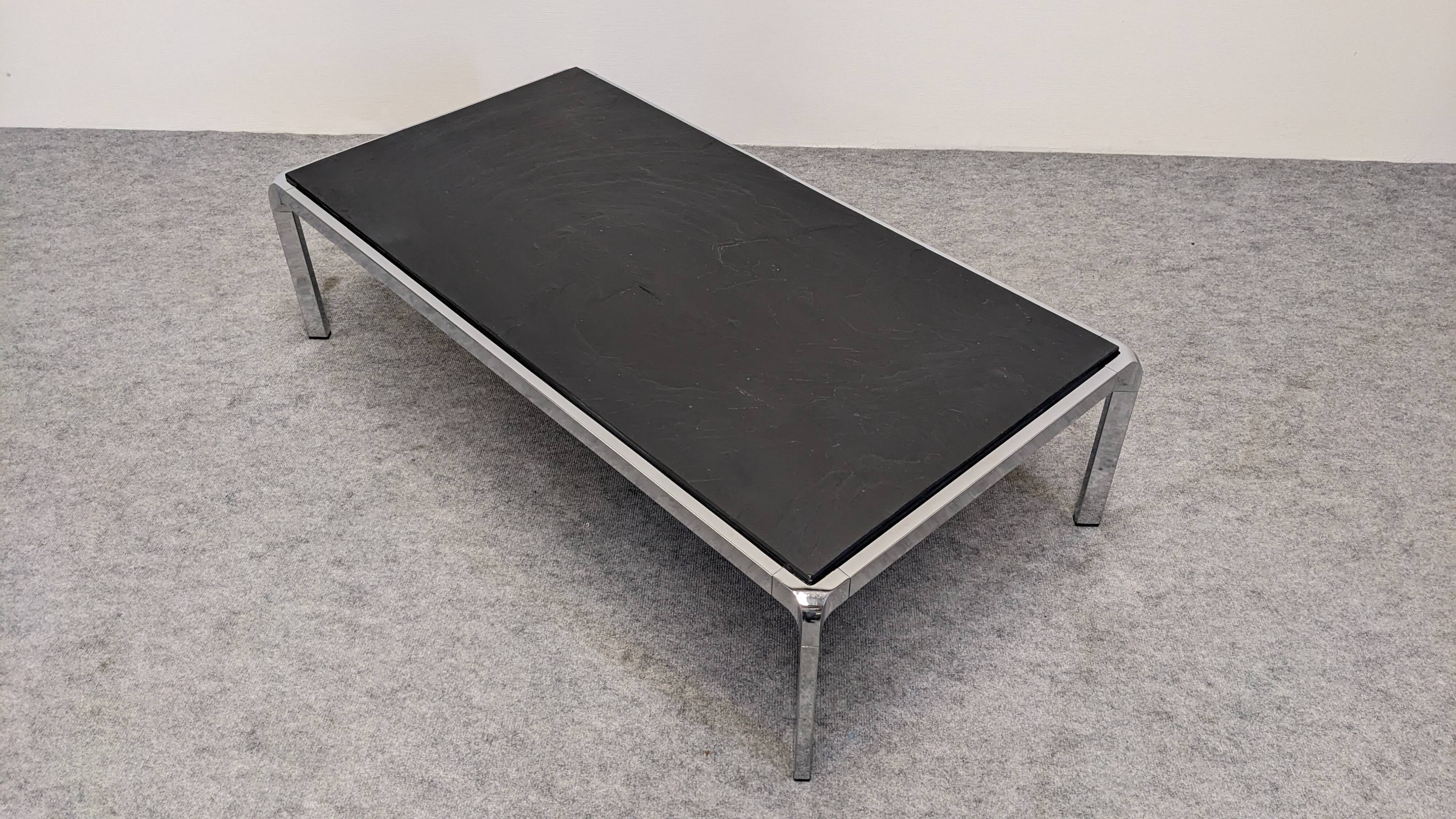 Table basse moderniste en ardoise et métal chromé, Italie vers 1970