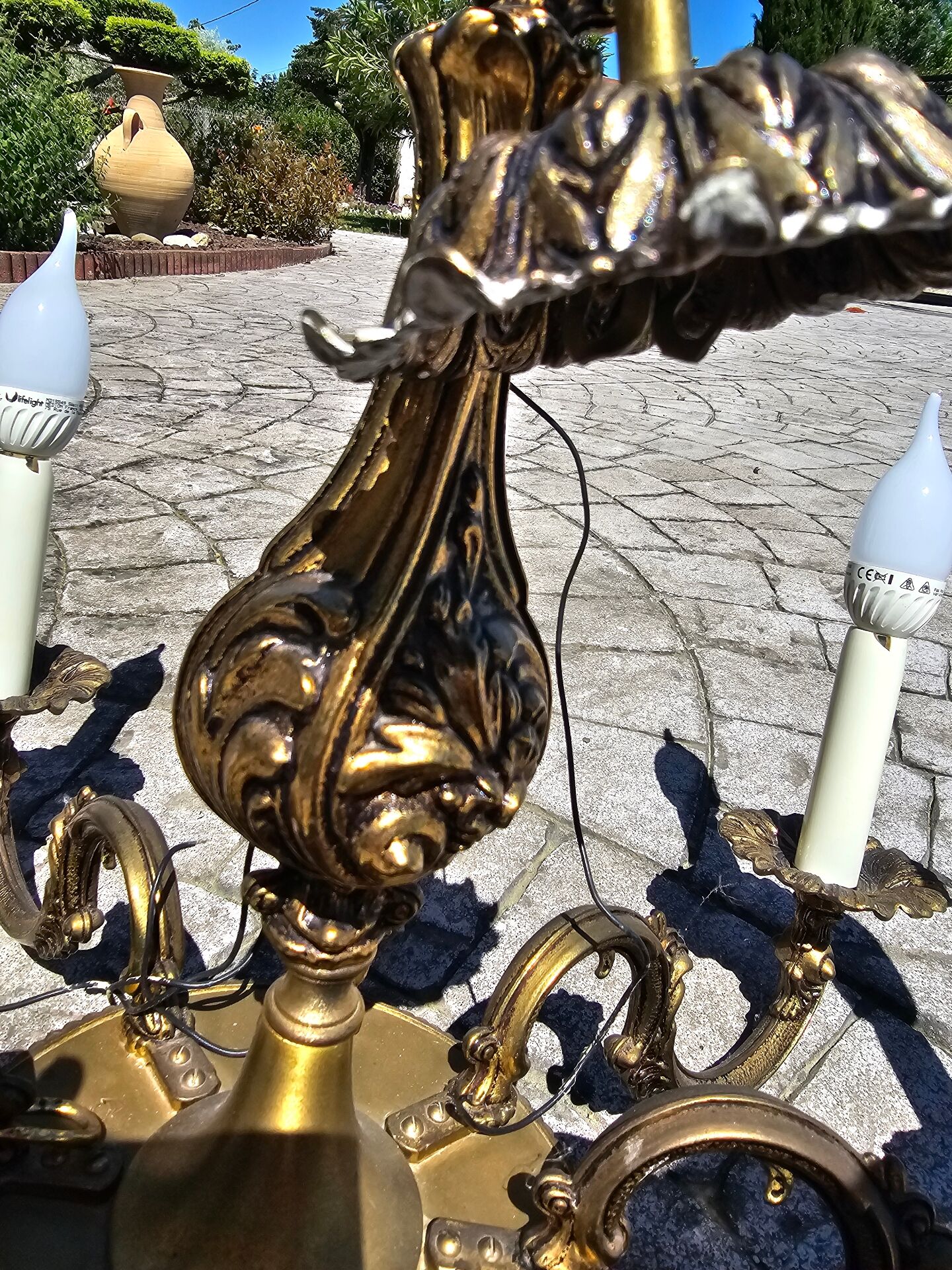 Lustre ancien 8 lumières en laiton doré, style Louis XV rocaille