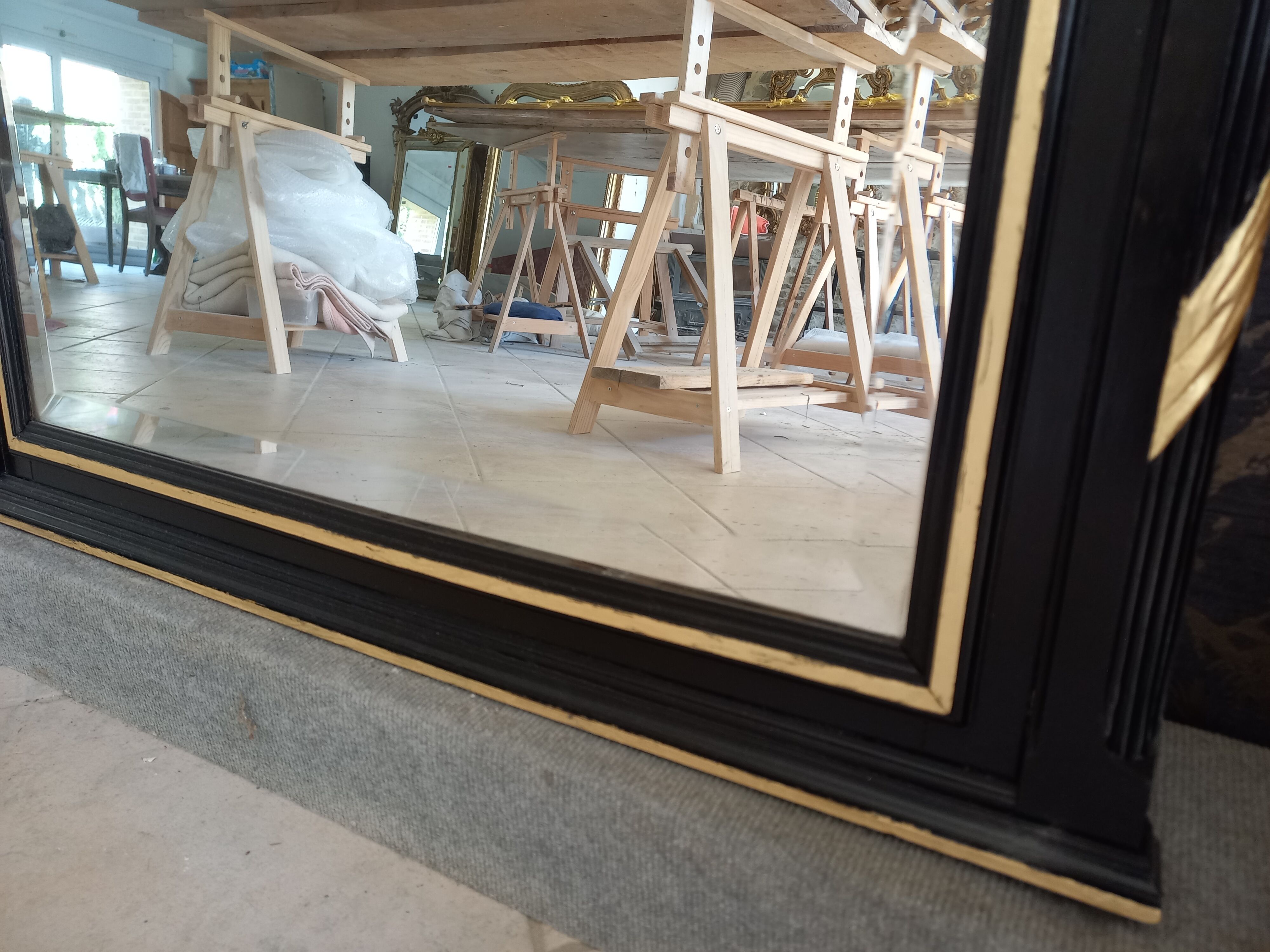 Miroir Napoléon III laqué noir et or 130 x 99cm