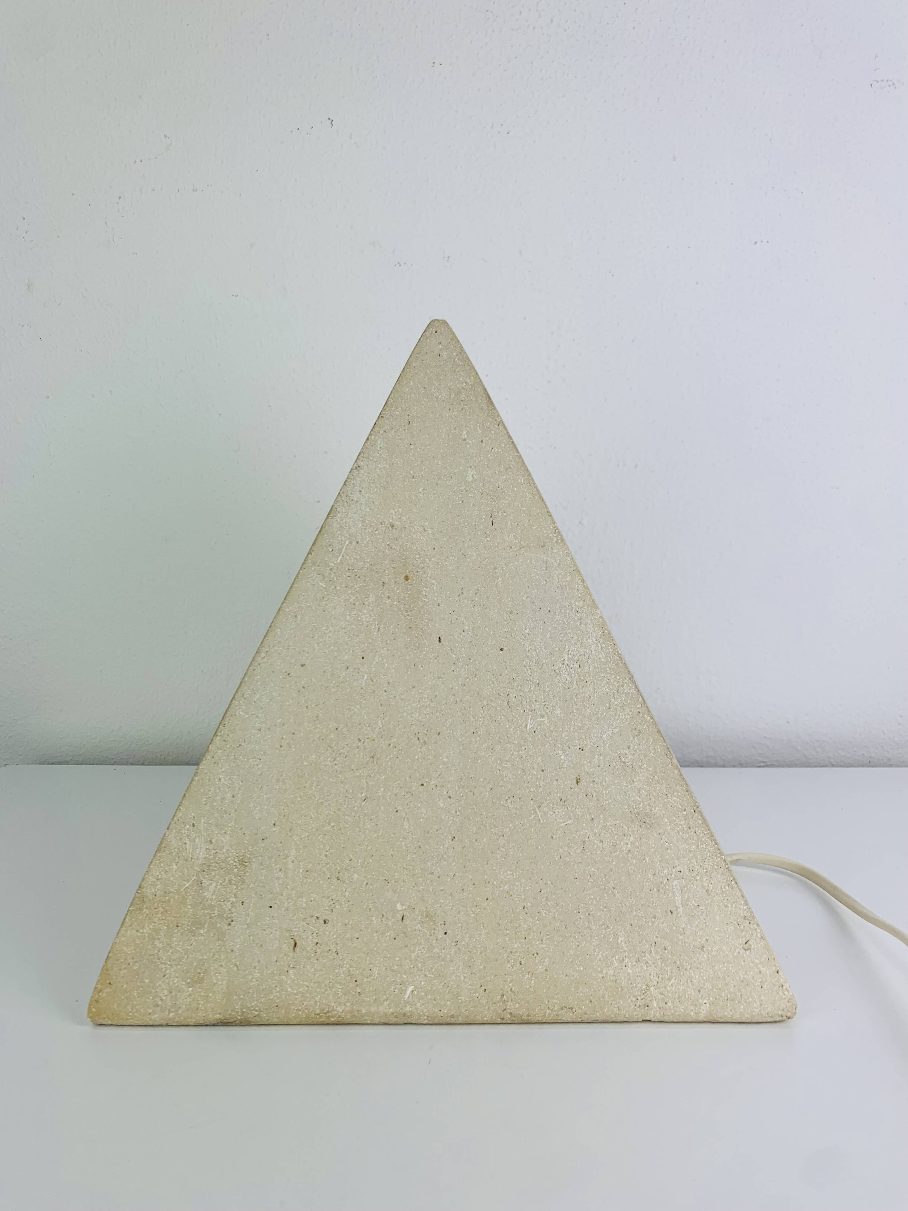 Lampe pyramide en pierre, années 70