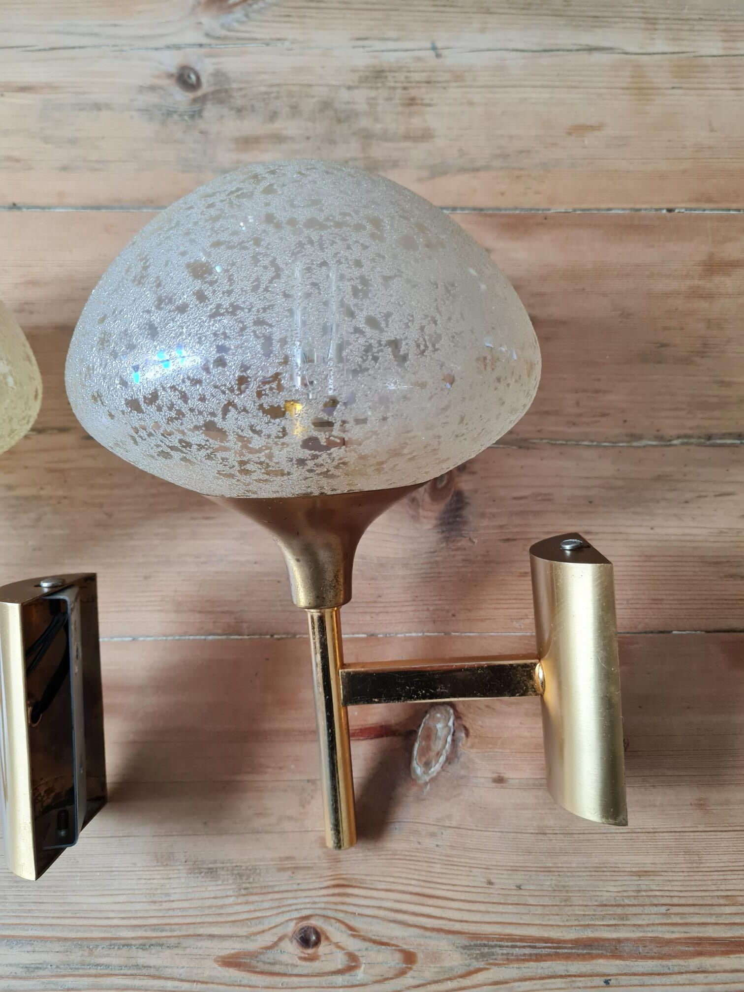 Paire d'appliques laiton et verre givré 1960