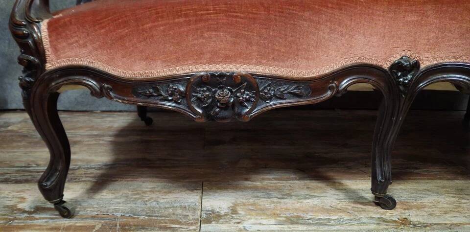 Very large Louis XV style mahogany banquette with medallions from the 19th century.