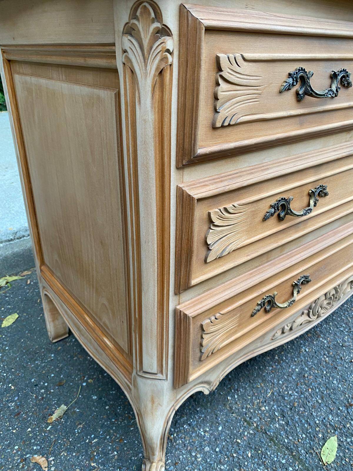 Louis XV Bibus commode, restored in raw solid wood and marquetry, 110cm