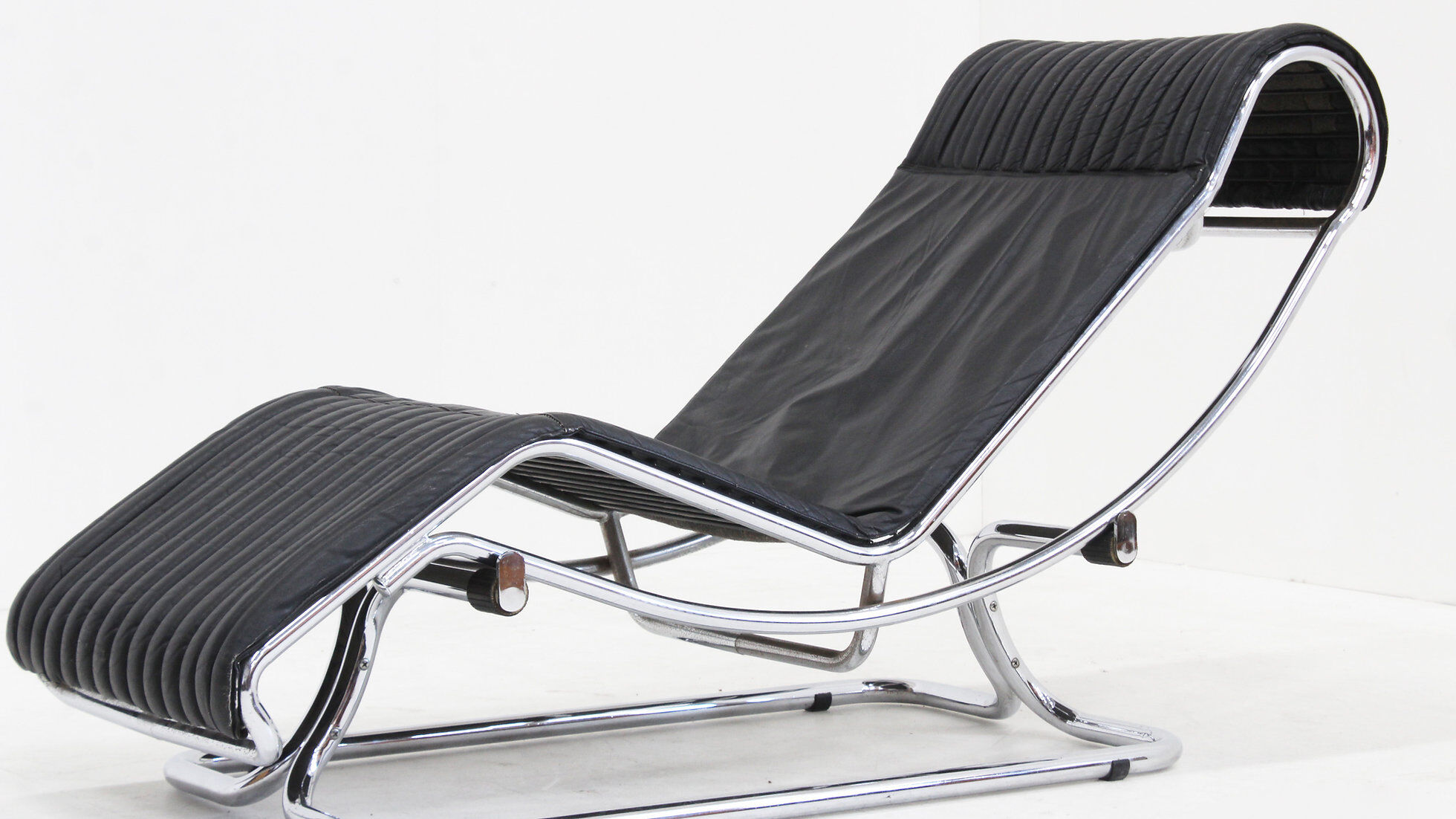 Vintage Italian chaise lounge chair chrome and leather by Guido Faleschini 1970s