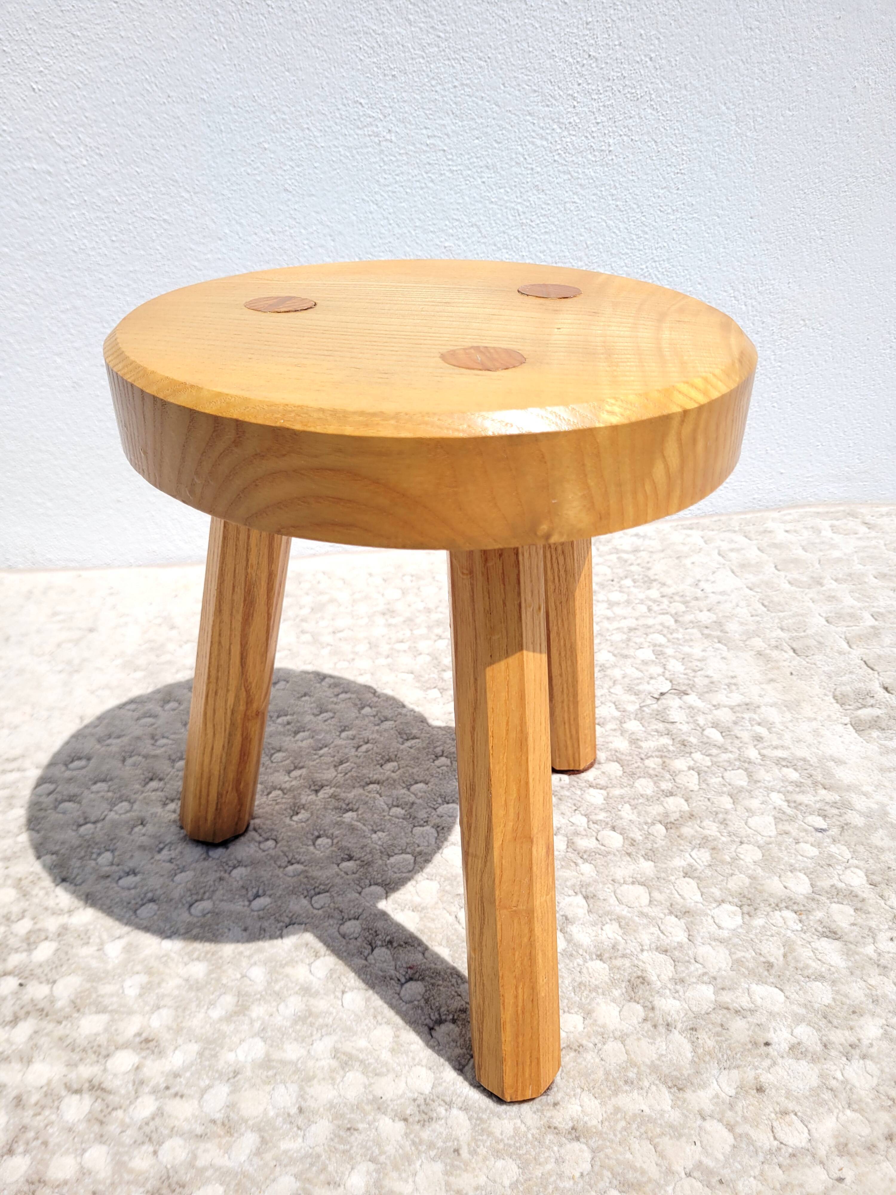 Low tripod ash stool