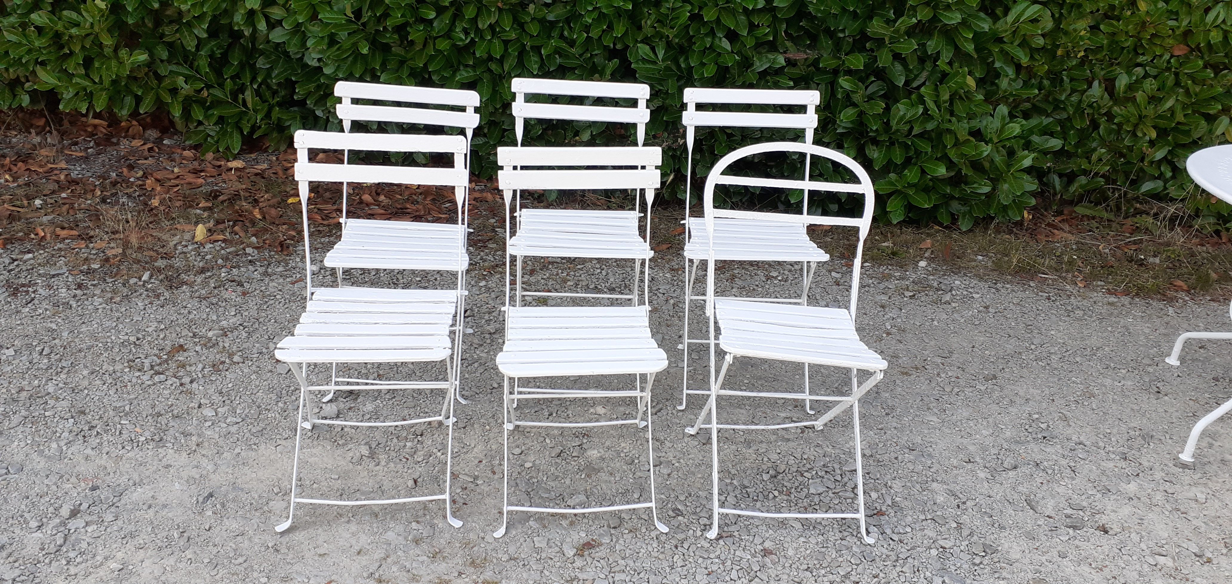 Garden furniture 1 table 6 chairs wood and old white metal