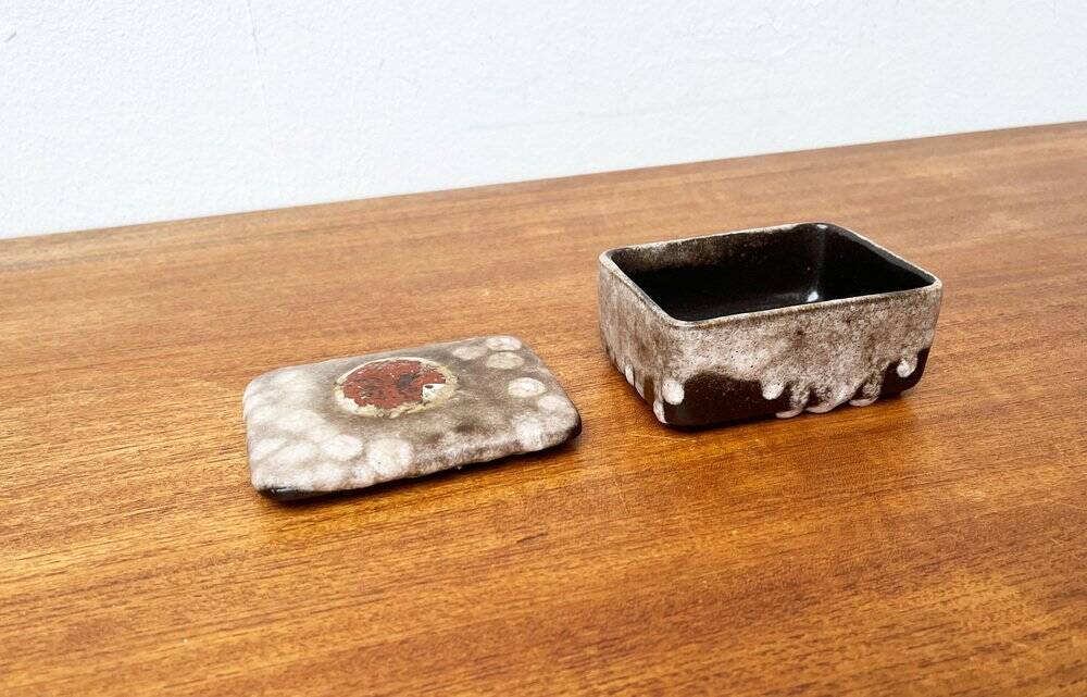 West German pottery box, fat lava WGP from the mid-century with lid, 1960s.