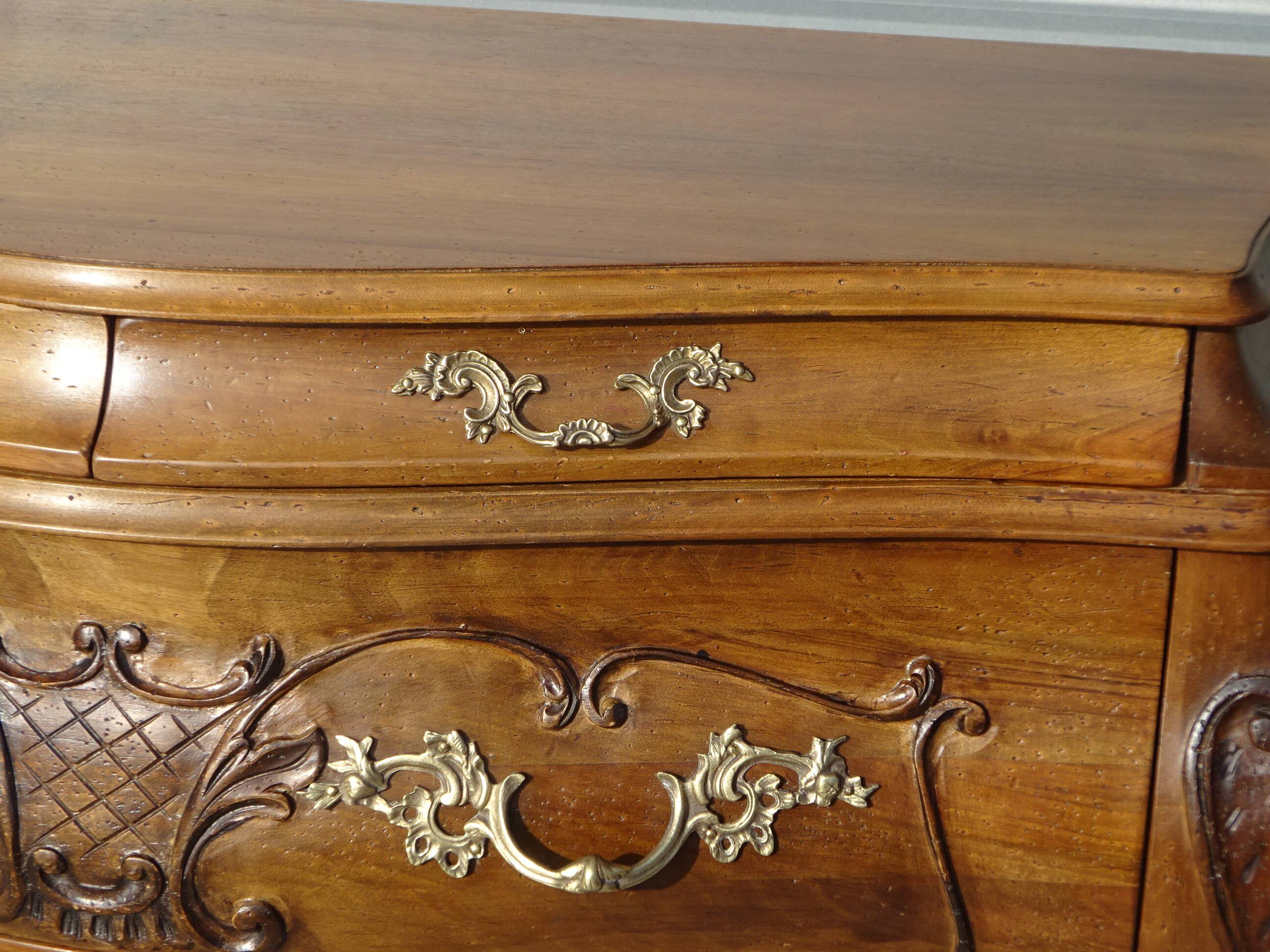 Coffin-style chest of drawers in walnut