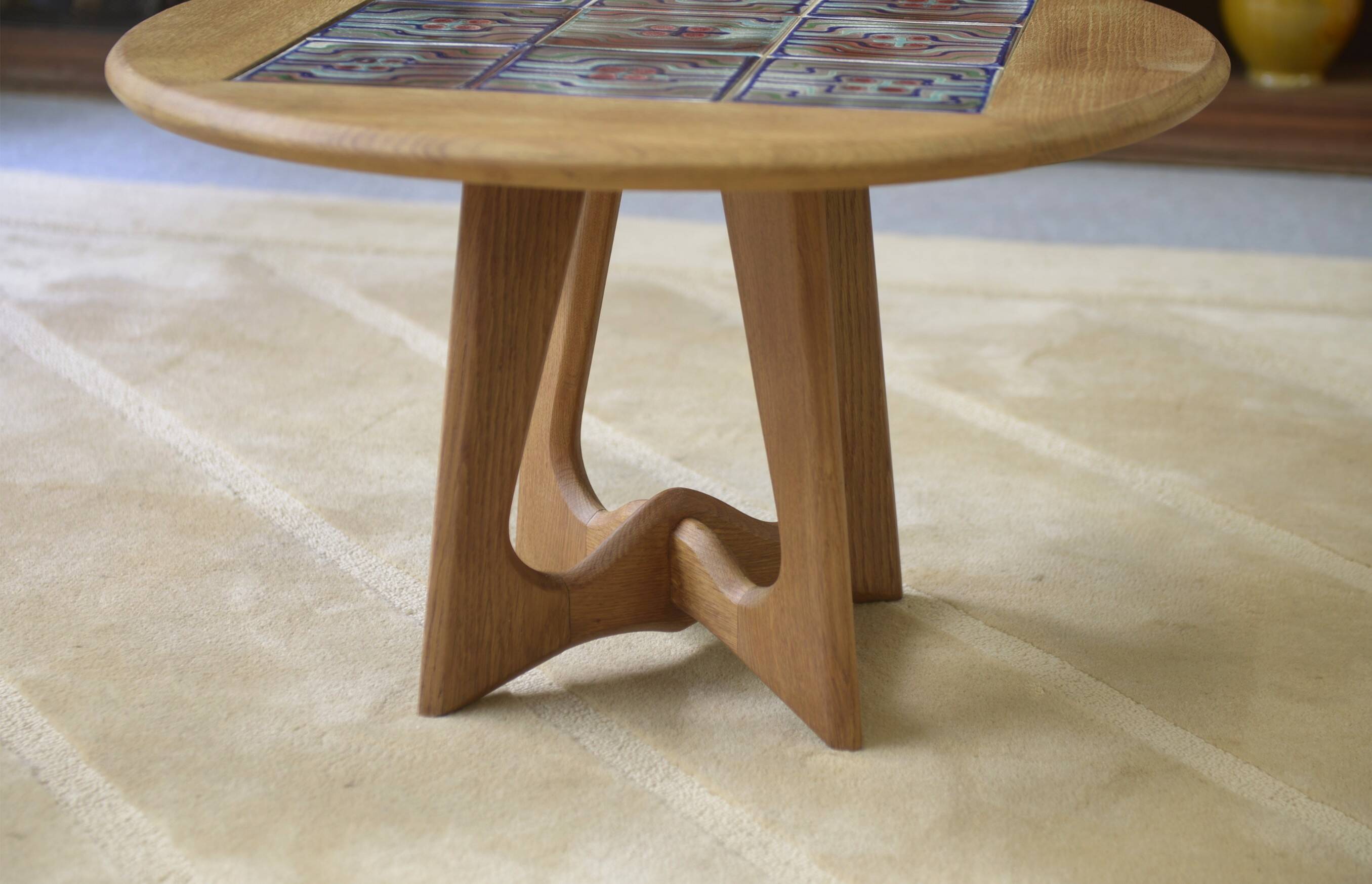 Guéridon/coffee table in oak by Guillerme and Chambron and ceramic by Danikowski for Votre Maison 1950s.