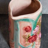 Pichet en barbotine ancien aux roses épanouies