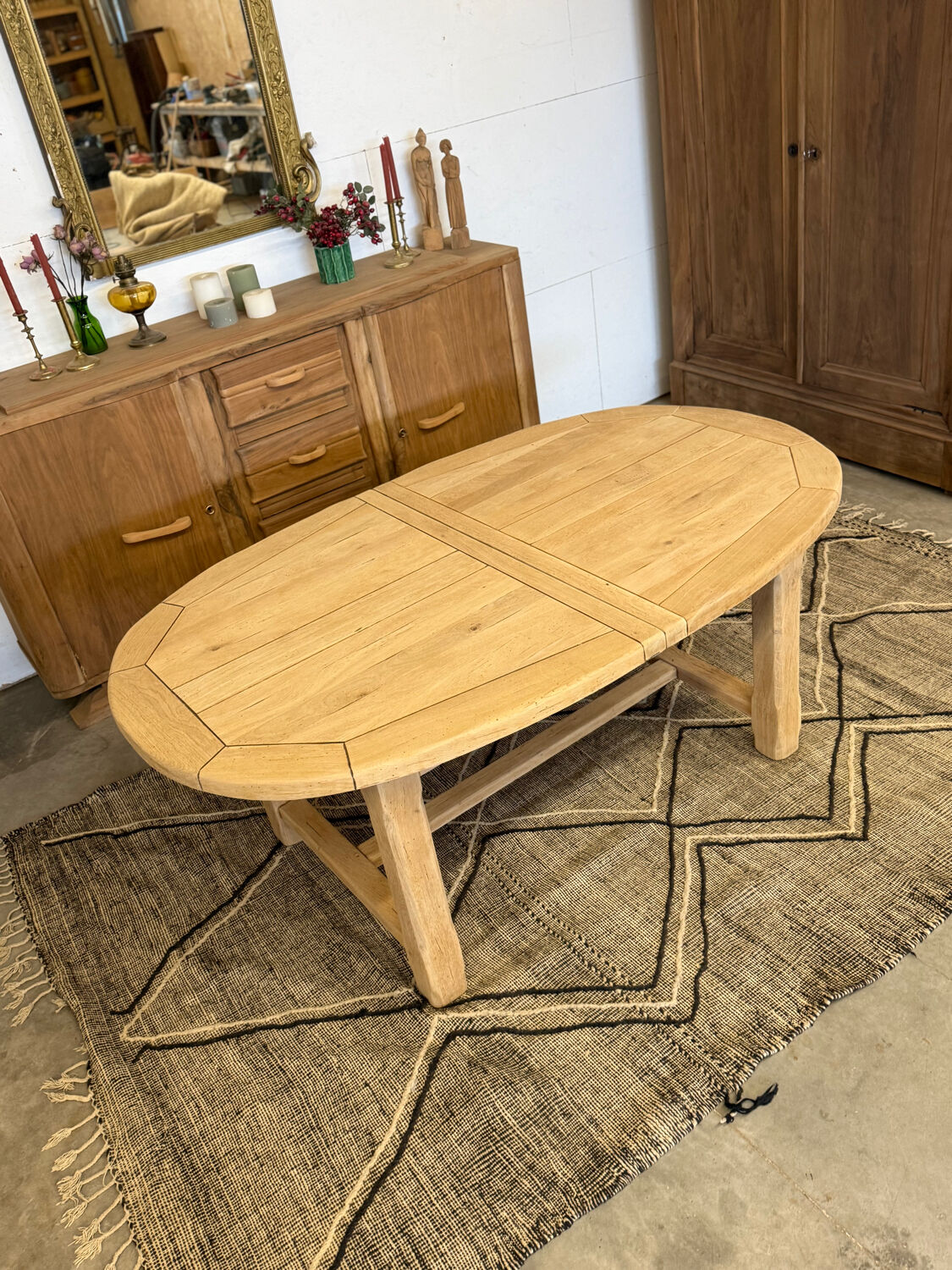 Extendable farmhouse table in solid oak