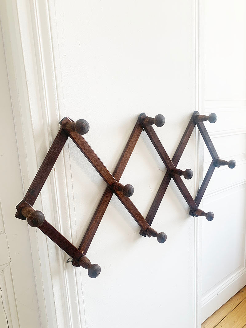 Extendable coat rack