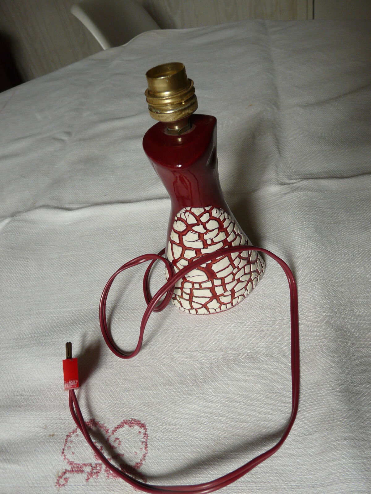 Red ceramic lamp foot with cracked effect