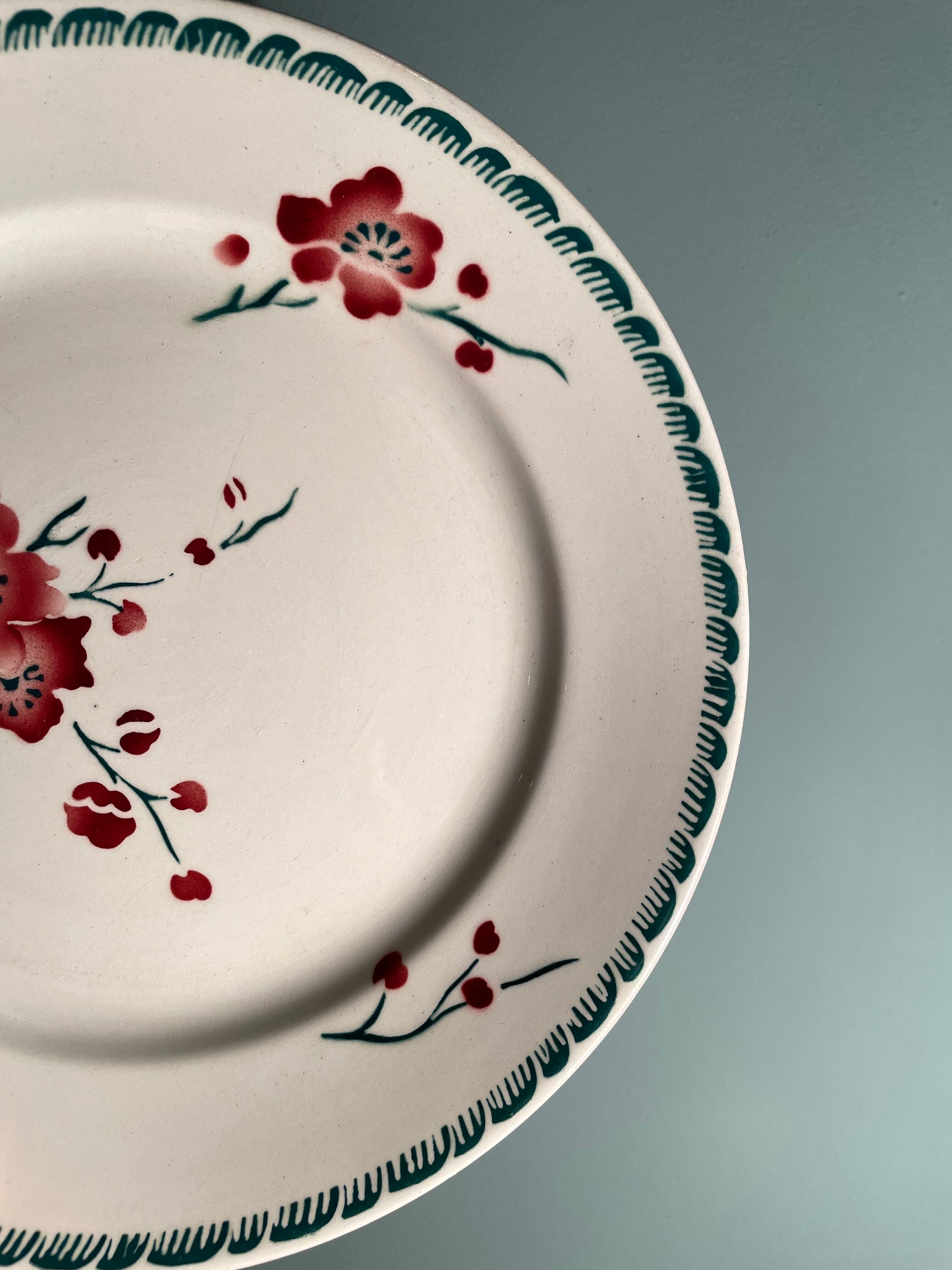 Set of 12 vintage flat plates