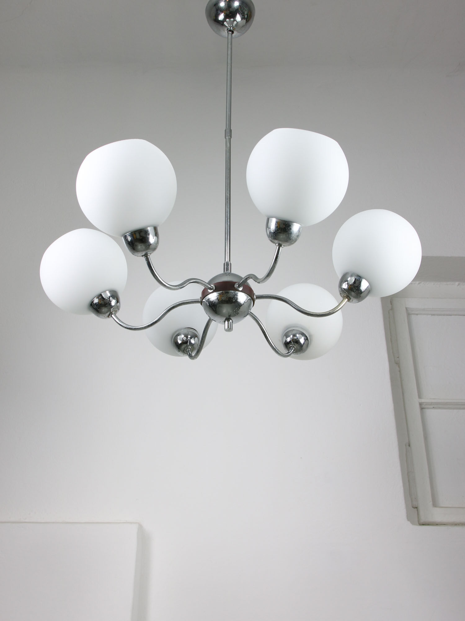 Lustre italien en chrome et opalin du milieu du siècle