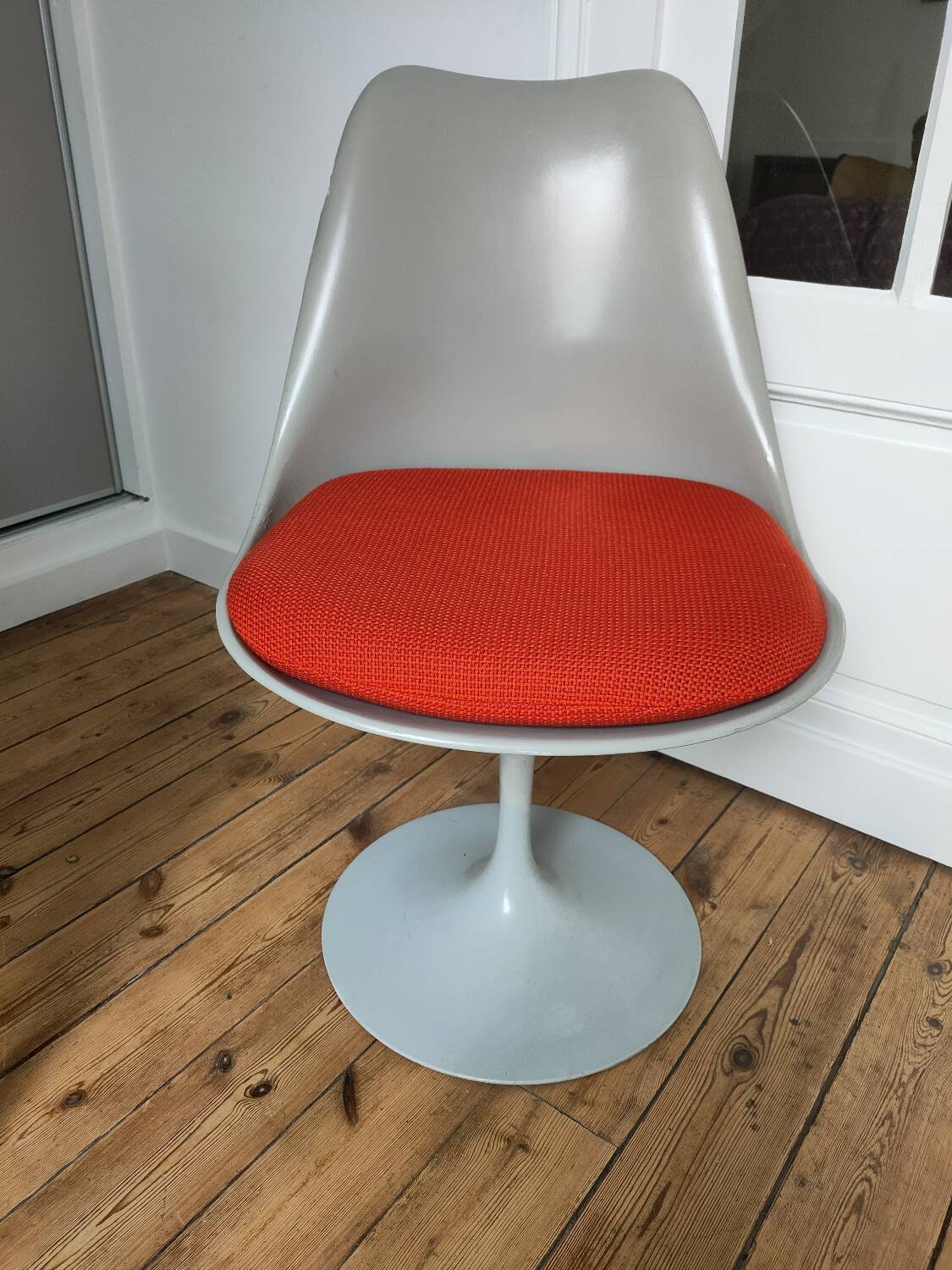 Saarinen knoll chair first edition