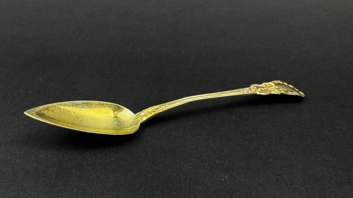 12 dessert spoons in vermeil, Minerva 19th century, blackened pear tree box
