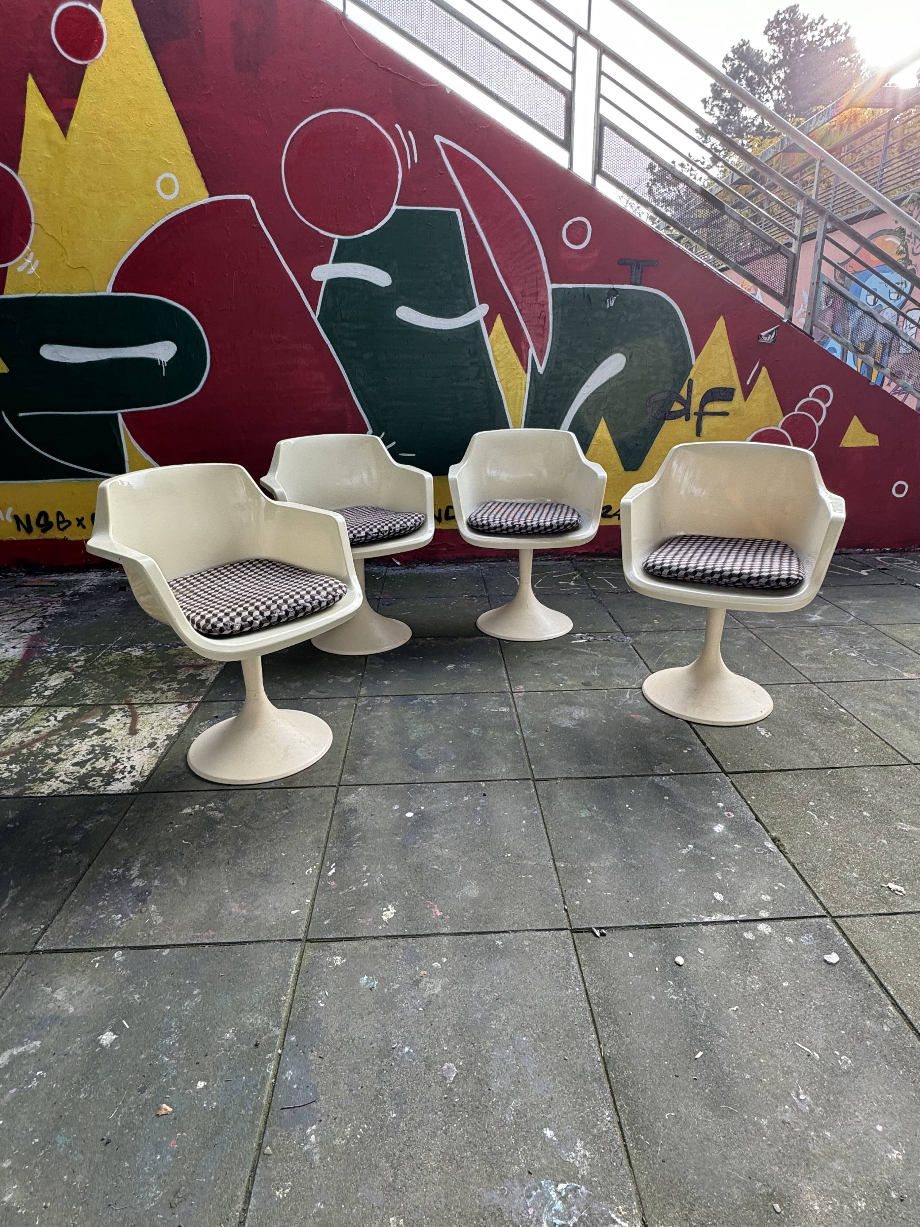 Set of 4 white swivel Tulip chairs, designer