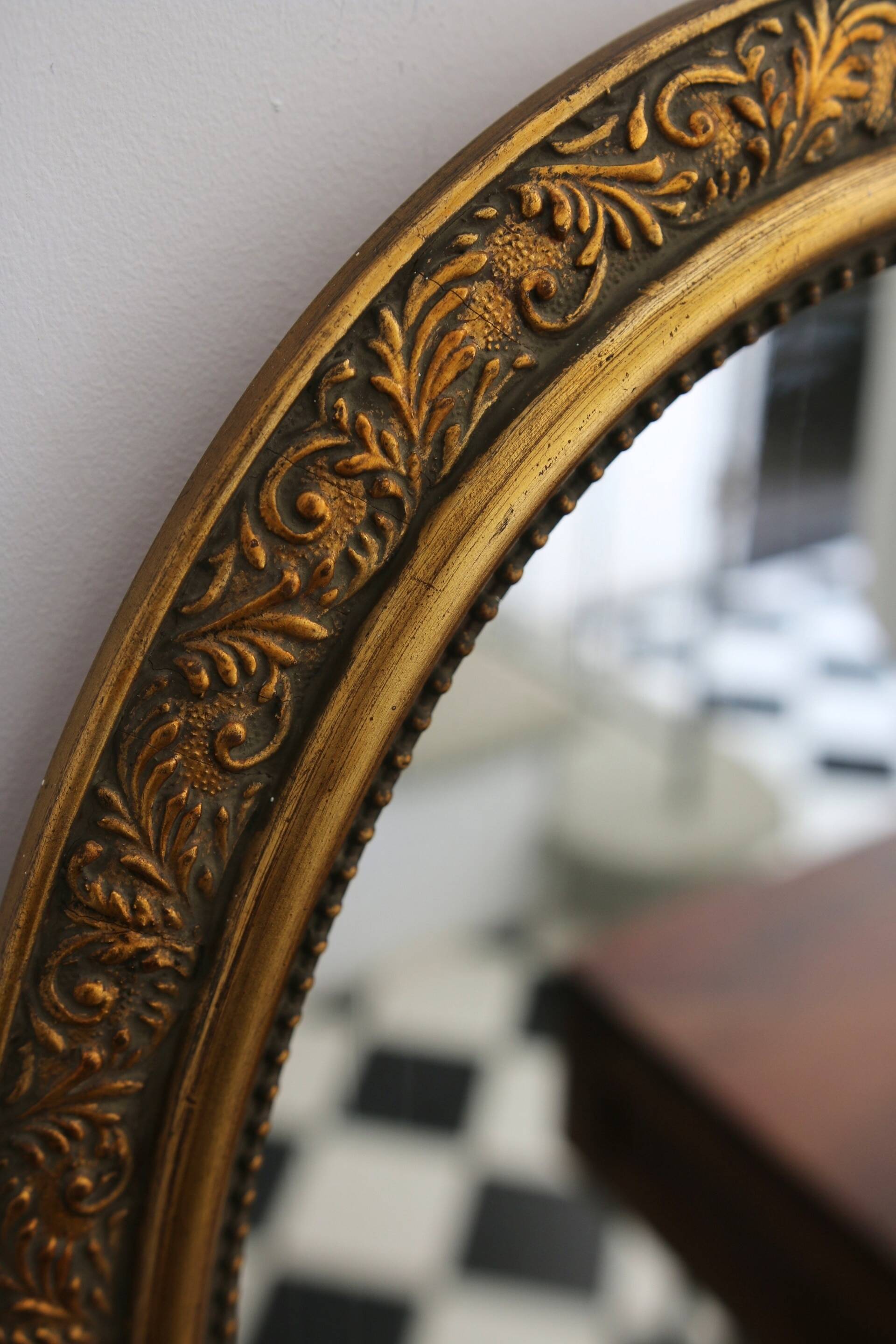 Oval gold mirror in Napoléon III style