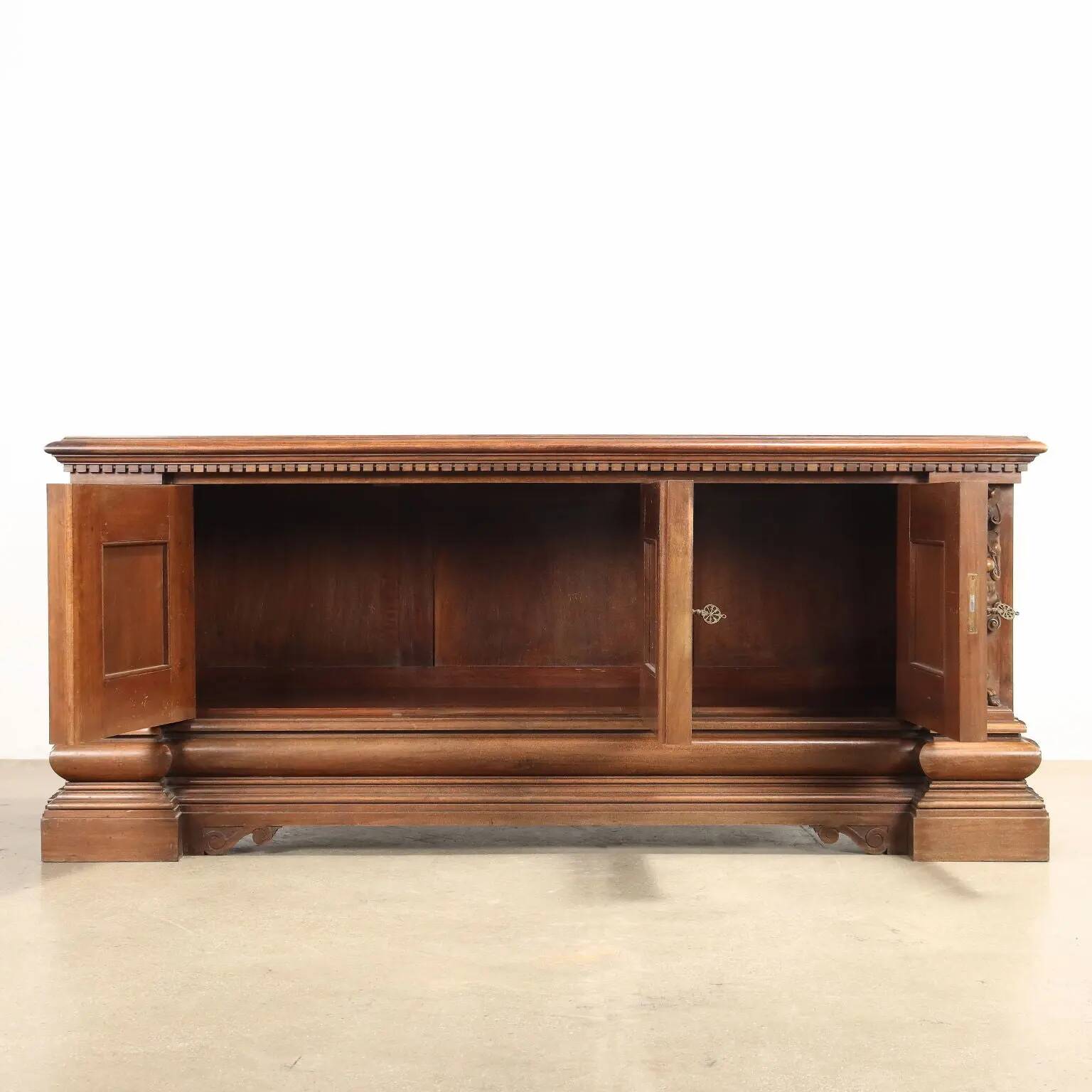 Buffet ancien néo-Renaissance en noyer avec incrustations d’érable, XXe siècle