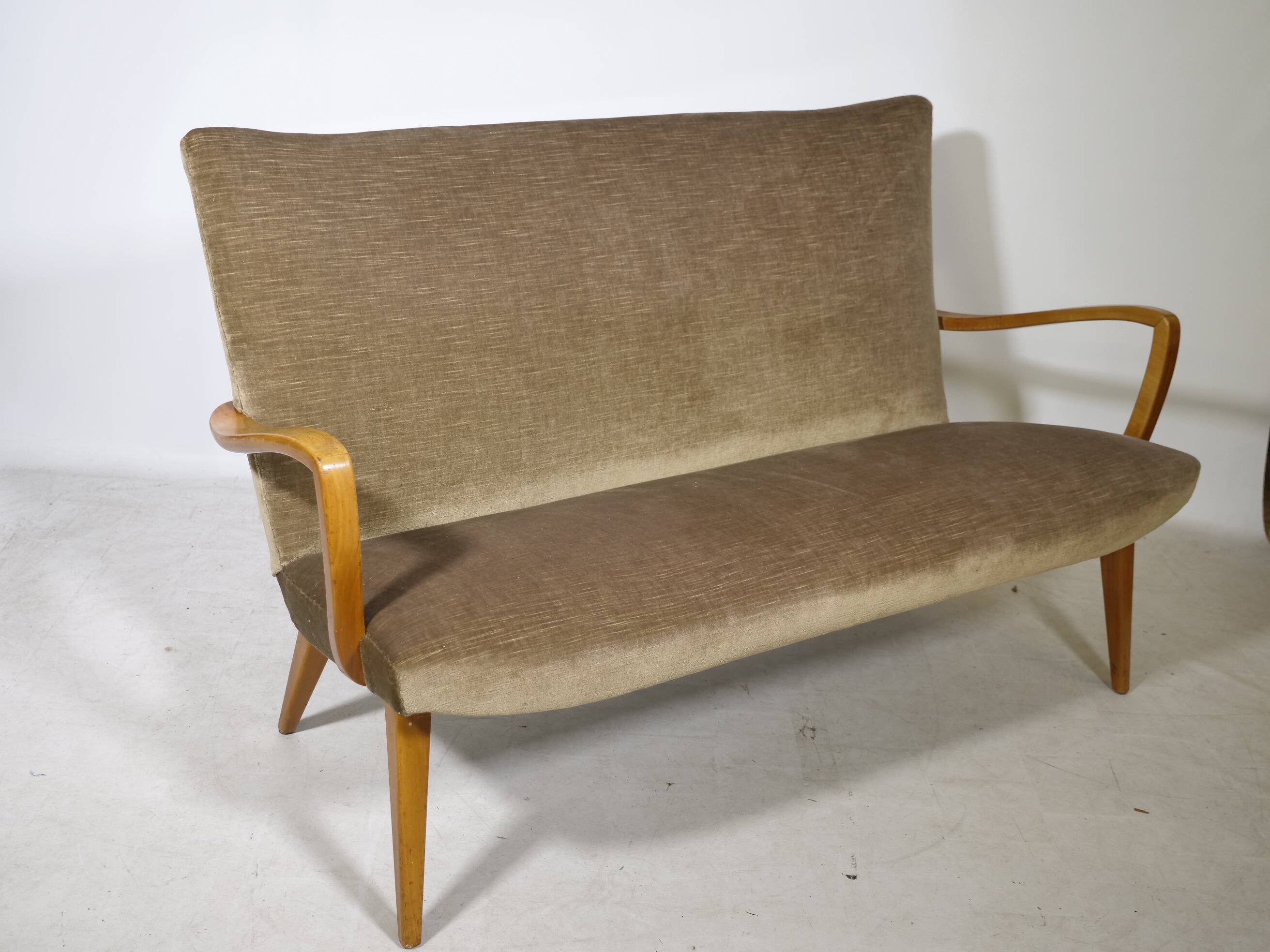 Canapé cocktail à deux places de style mid-century avec revêtement en velours, années 1960