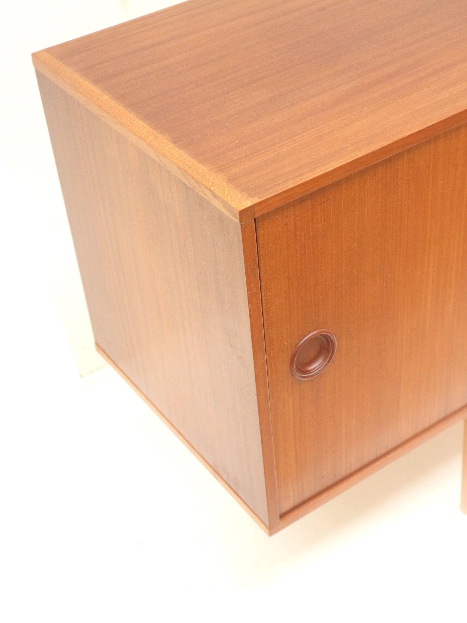 Beautiful long minimalist sideboard designed by William Watting and made by Fristho, Netherlands 195
