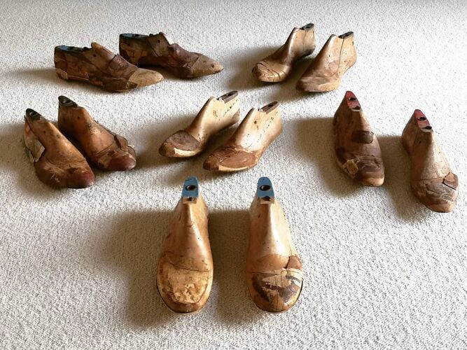 Lot d'embauchoirs anciens formes de chaussures en bois