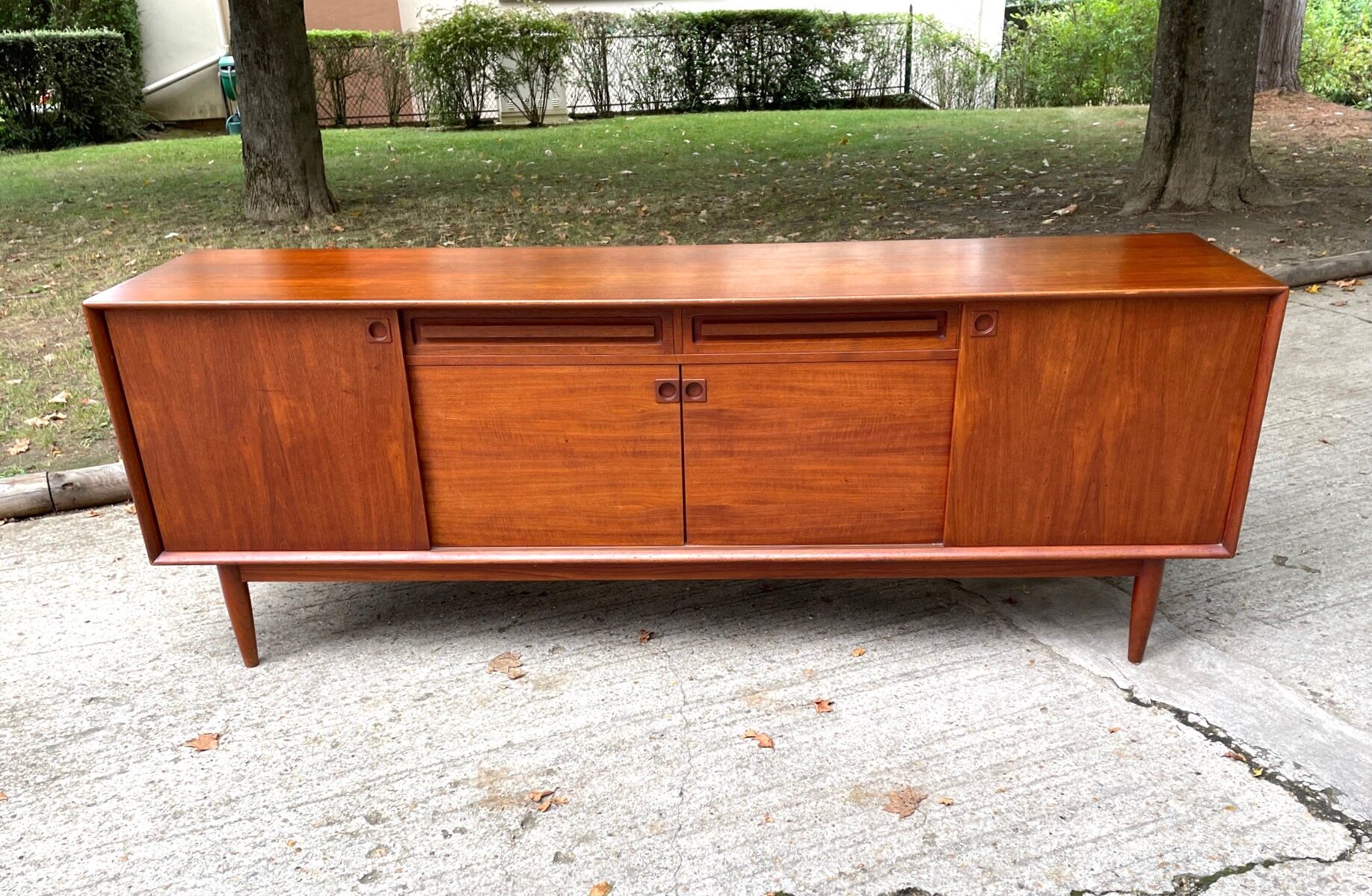 Teak design sideboard by Edvard Valentinsen, published by Samcom. 1960 Denmark.