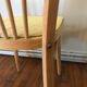Chaise en bois et skaï jaune