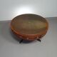 Table basse / table tambour victorienne « Heldense » en acajou avec plateau en cuir sur roulettes en laiton. Années 1980