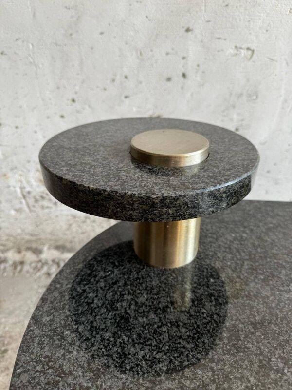 Table basse Memphis en granit noir/gris et acier inoxydable brossé — table sculpturale à deux niveaux dans un style postmoderne des années 1980