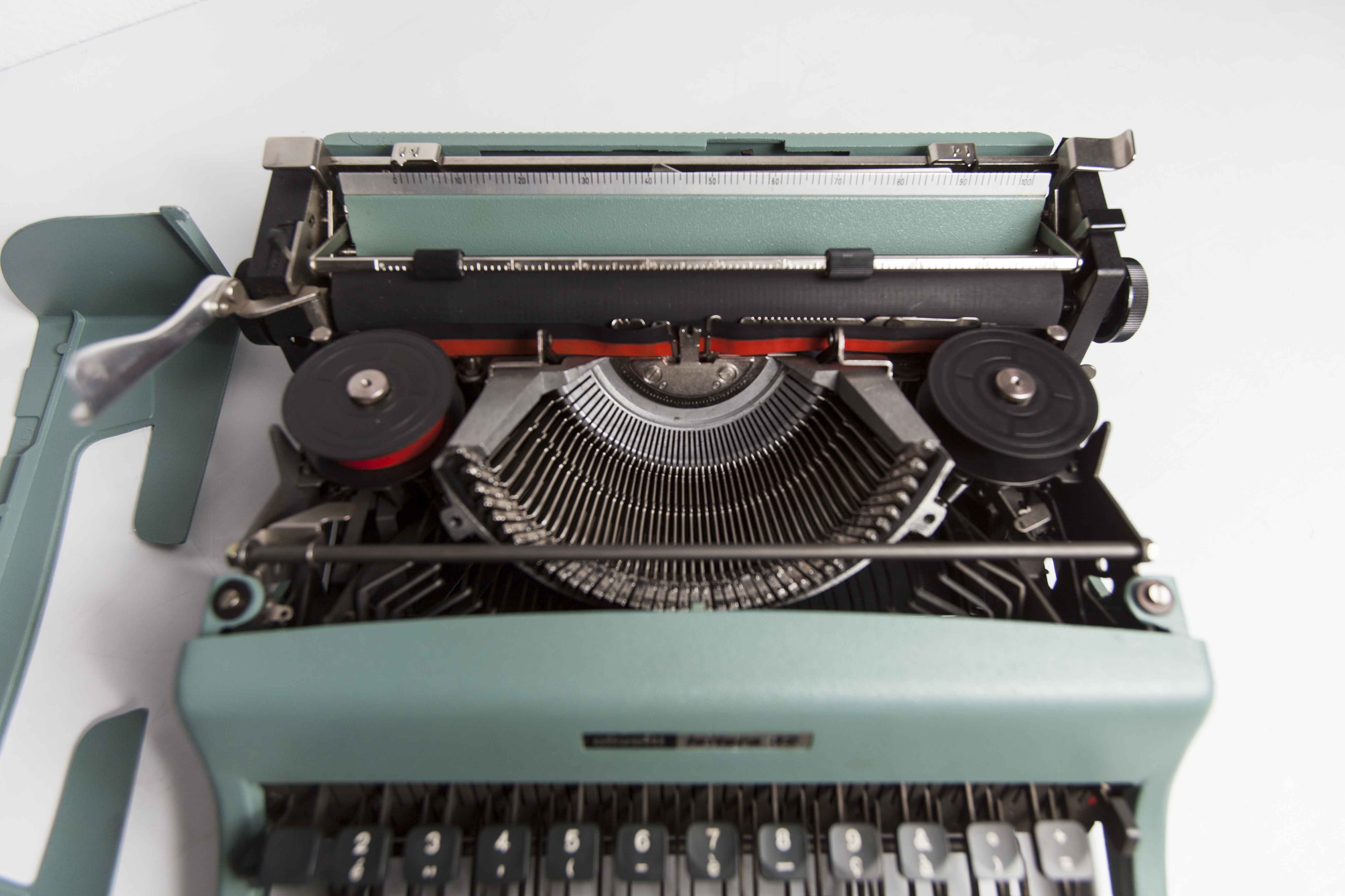 Olivetti Lettera 32 typewriter revised and new ribbon
