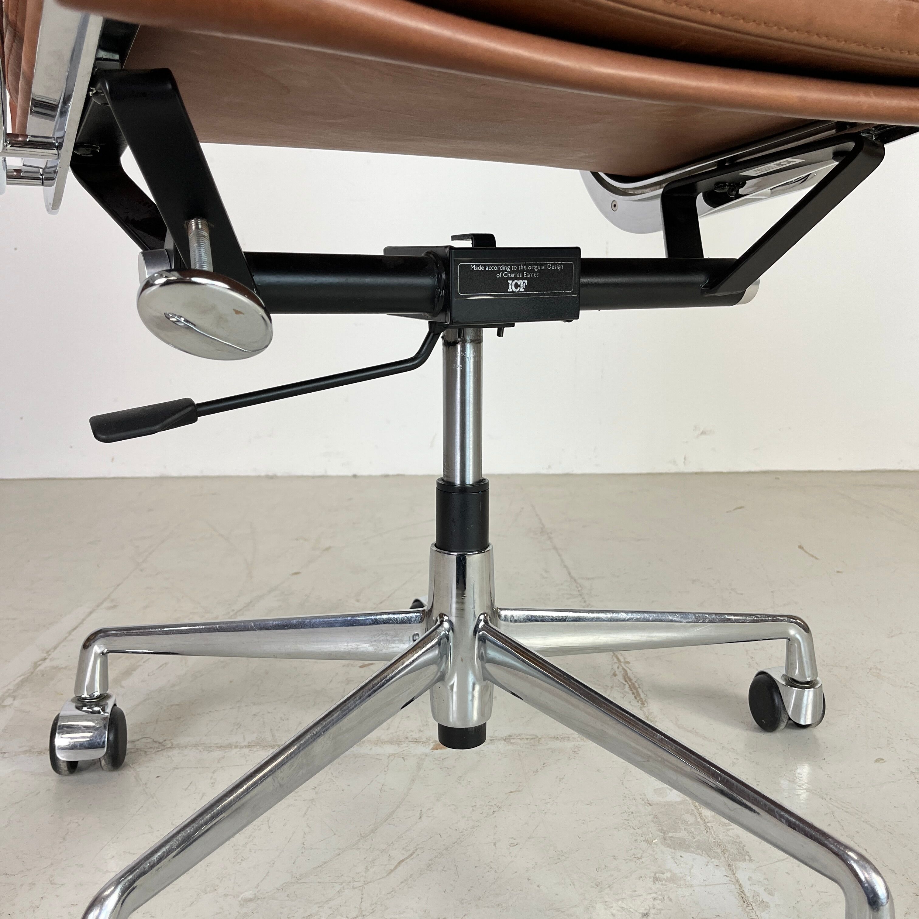 Fauteuil en cuir brun haut dossier soft pad group Eames ICF pour Herman Miller