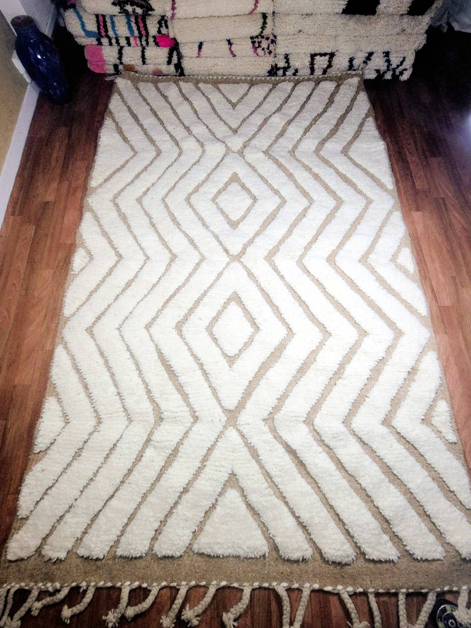Superb handcrafted Berber rug made of natural wool, a unique piece