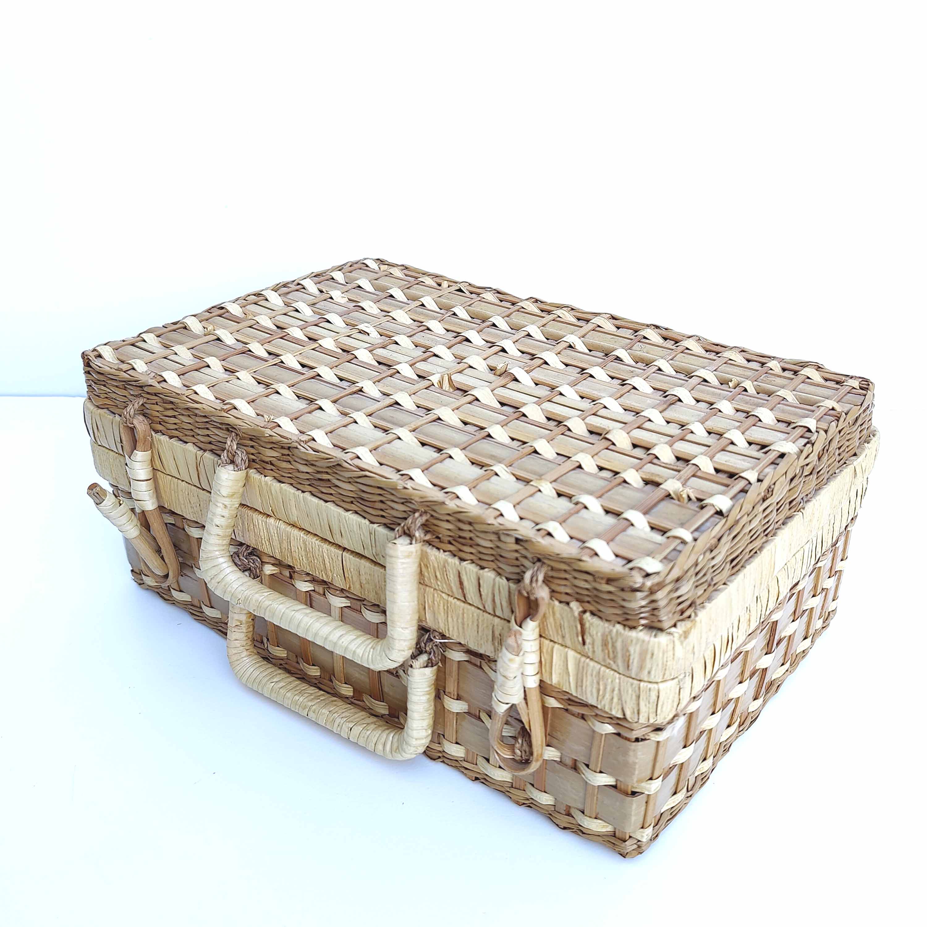 Suitcase in rattan and woven wicker