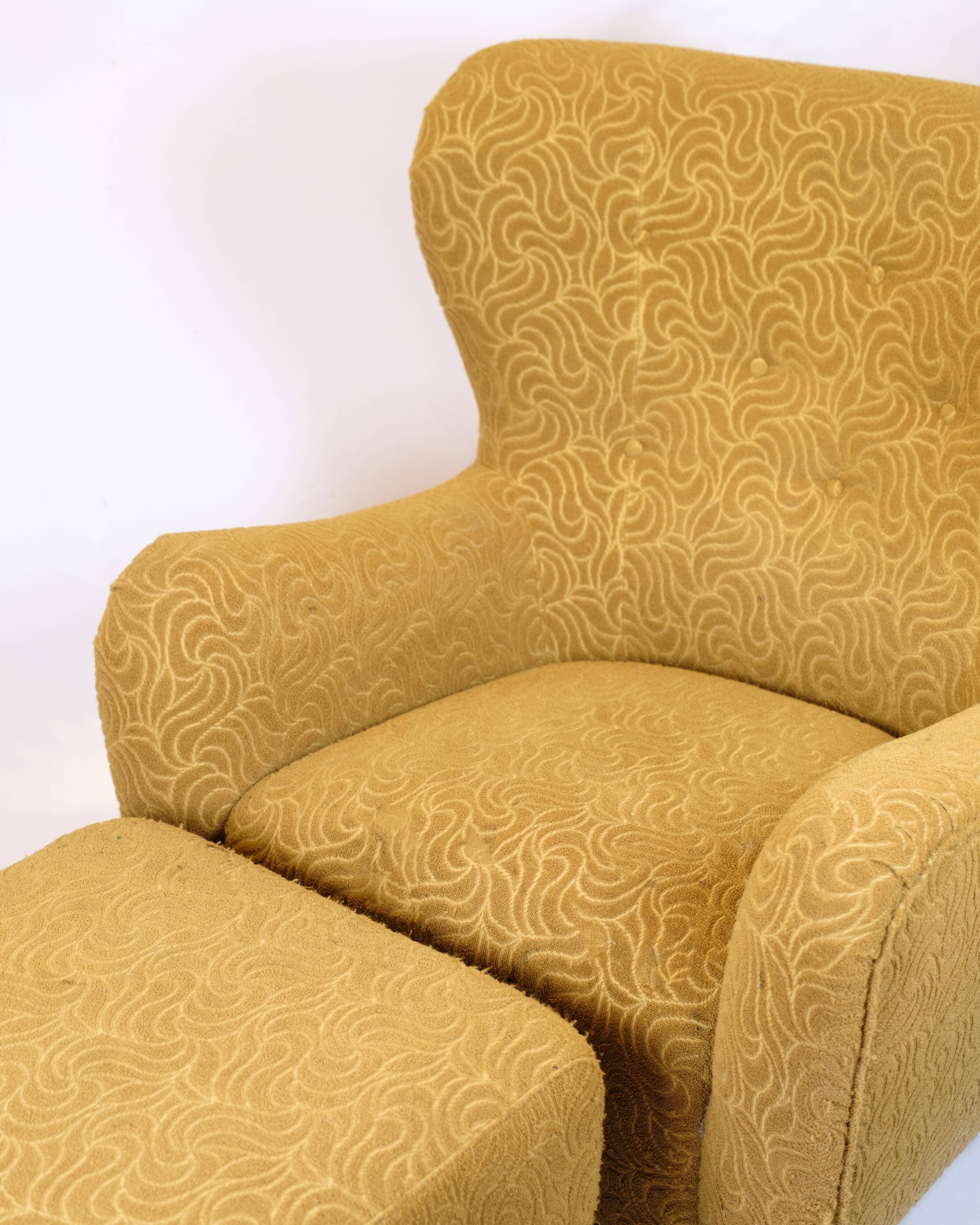 Armchair with ottoman - Over-upholstered - Patterned yellow fabric - Black legs - Danish design - 1940s style