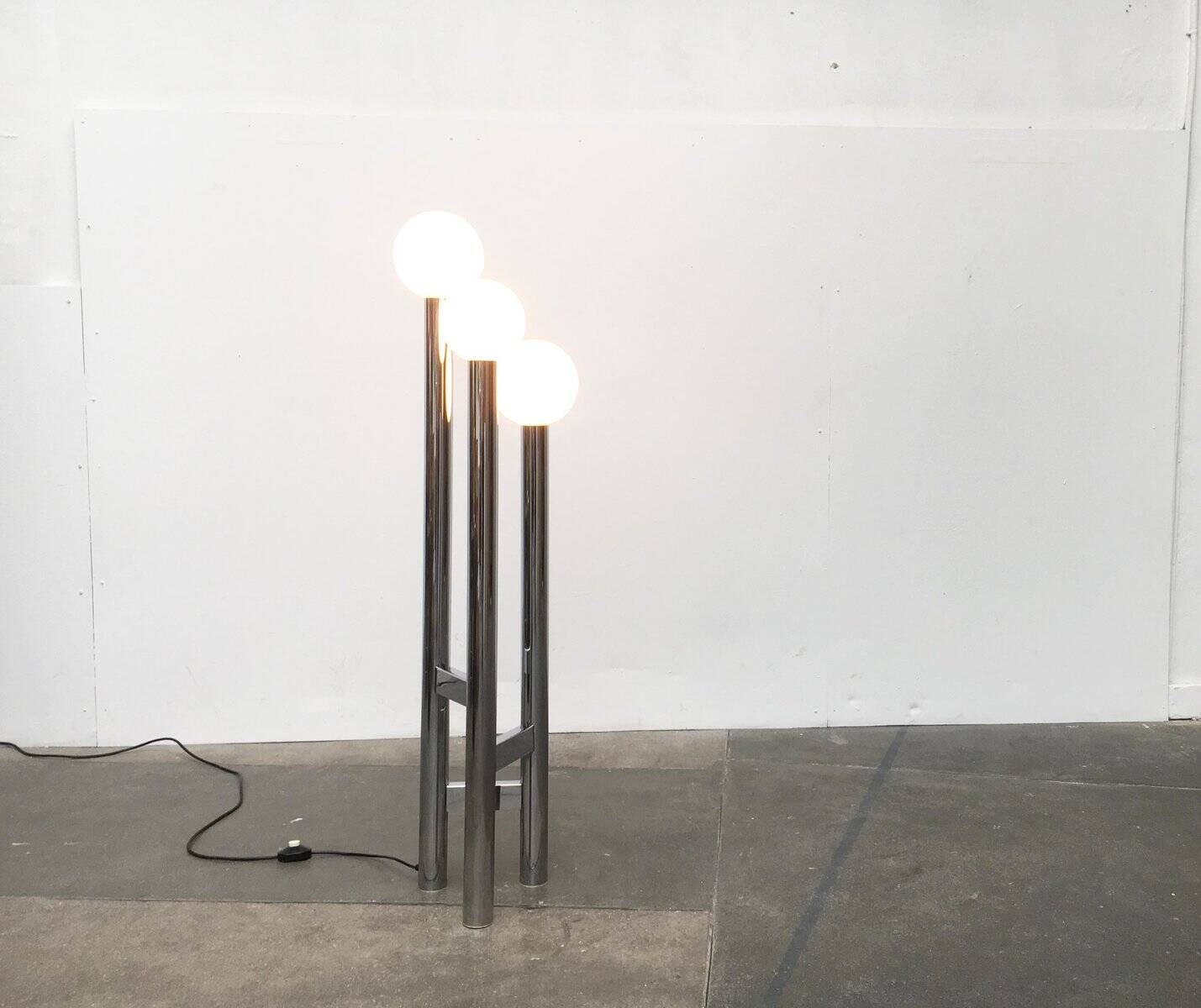 Vintage German floor lamp from the 1970s in glass and metal.