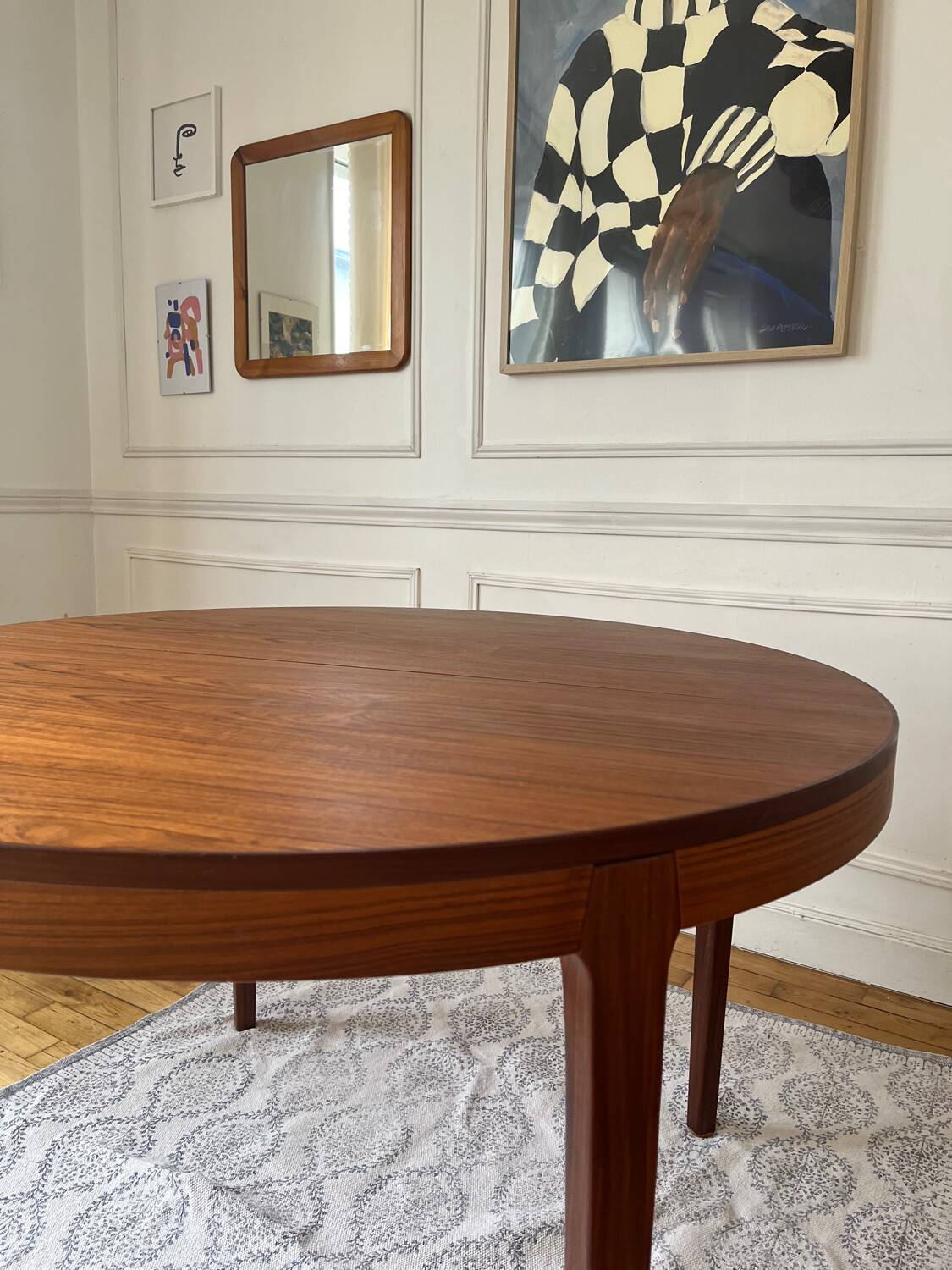 Round extendable rosewood table from the 70s