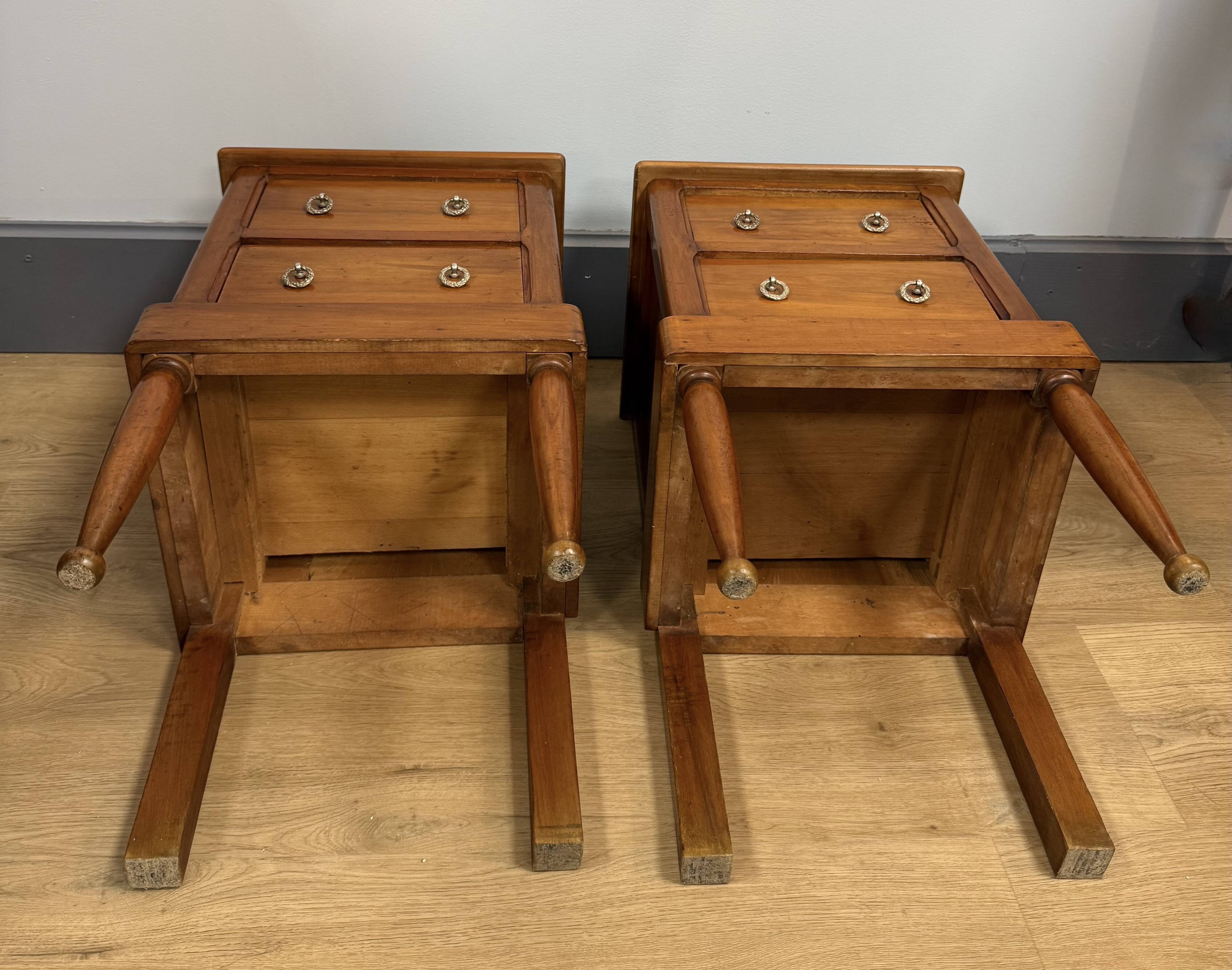 Paire de chevets à forme cubique