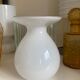 Vase corole verre blanc opalin Pia Amsell pour Ikea