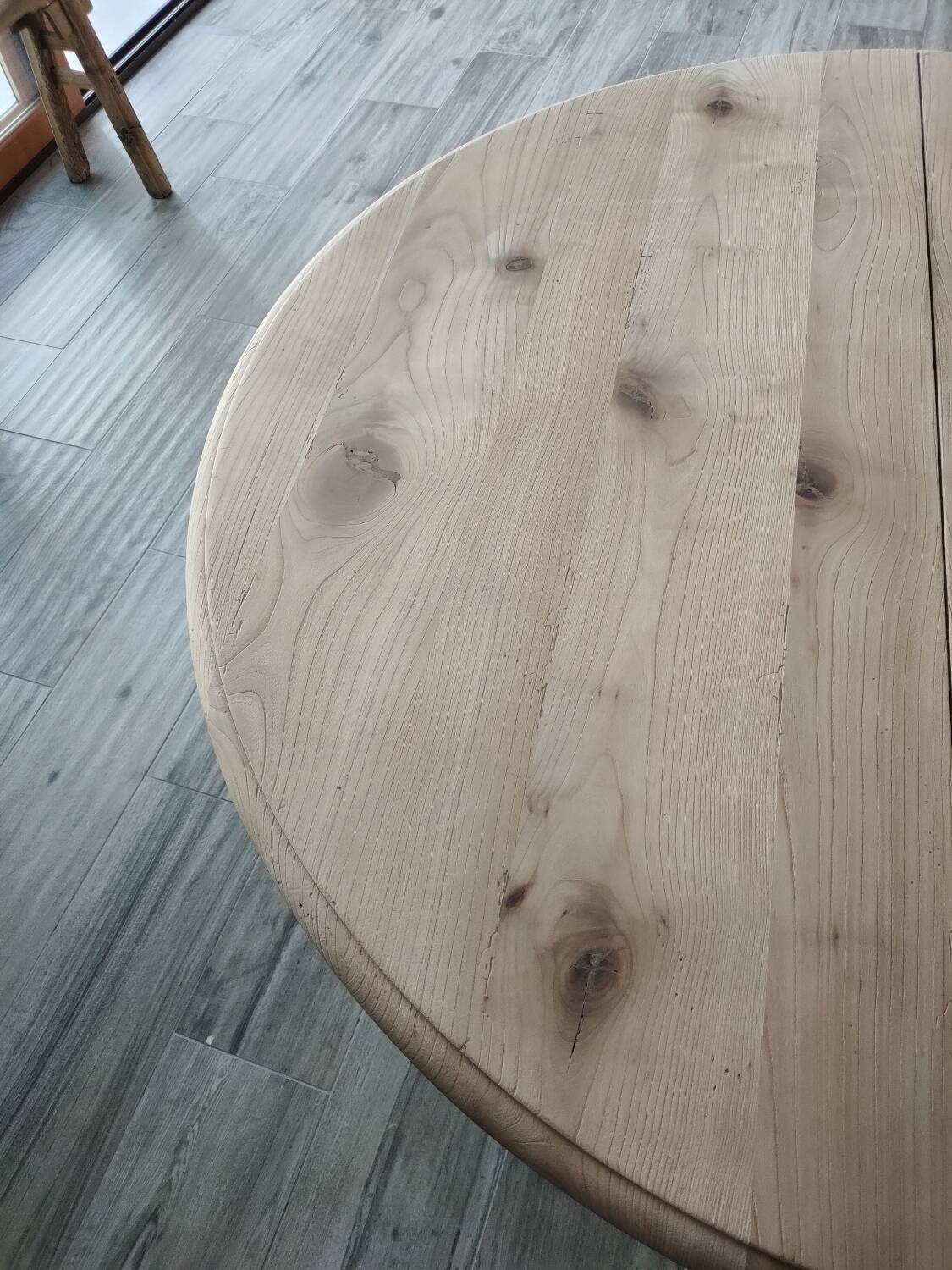 Round table with central leg