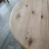 Round table with central leg