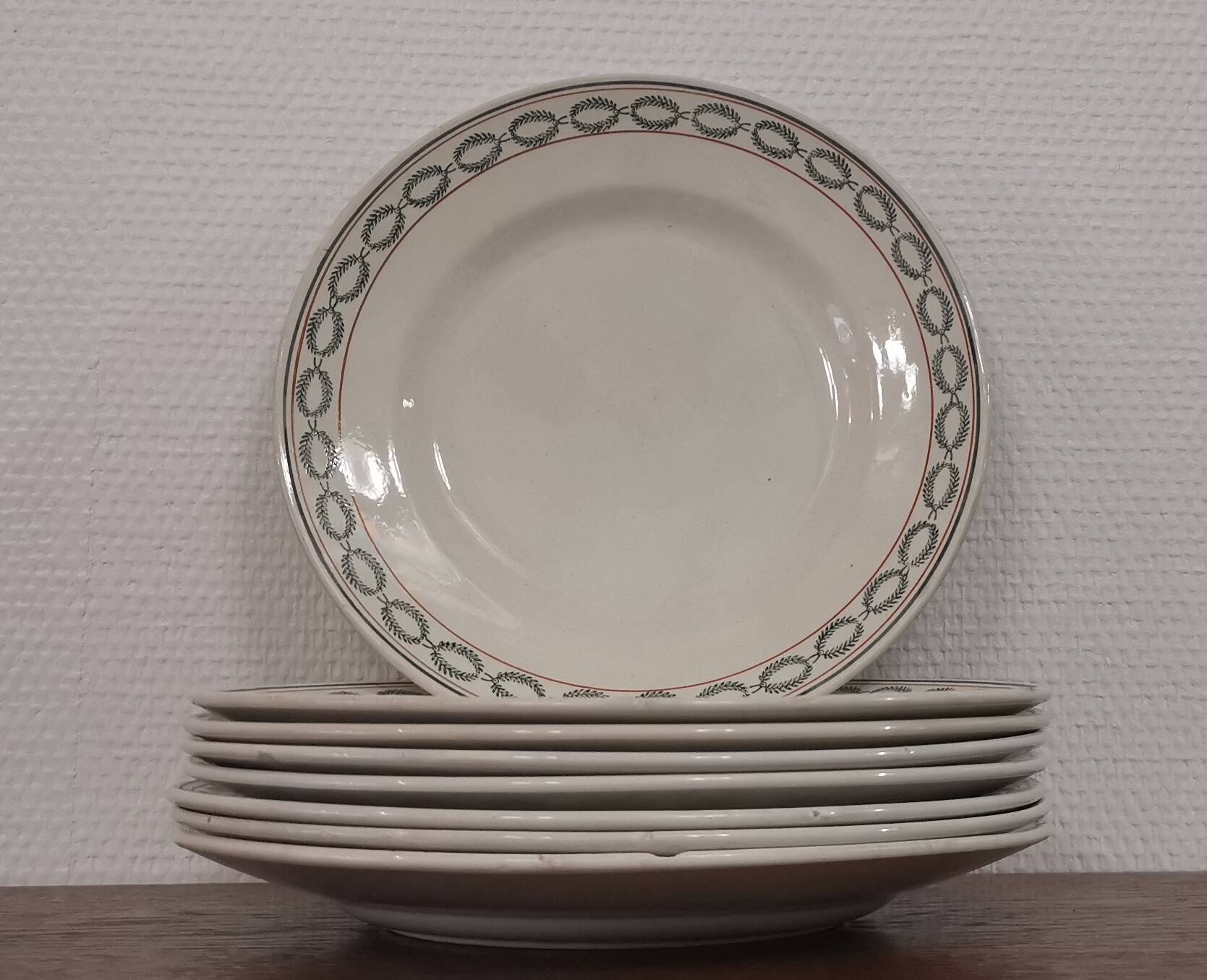 Set of 8 flat plates earth of iron st Amand n°6009