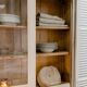 Vaisselier vintage en bois - couleurs lin