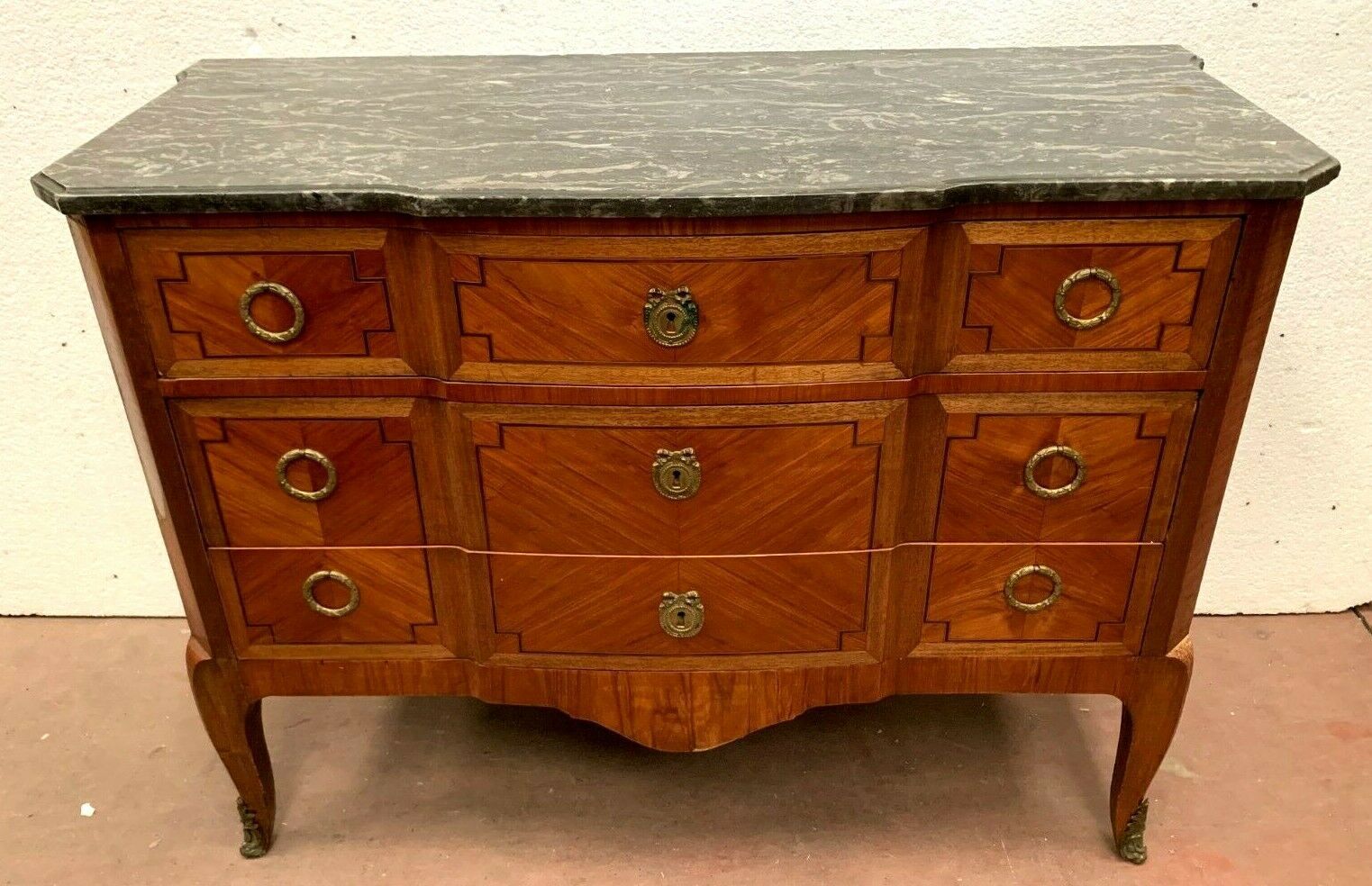 Transition style chest of drawers in rosewood and amaranth veneer, 20th century