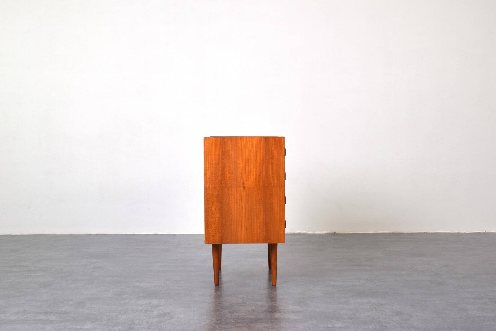 Commode danoise en teck du milieu du siècle de Domino Mobler, années 1960.