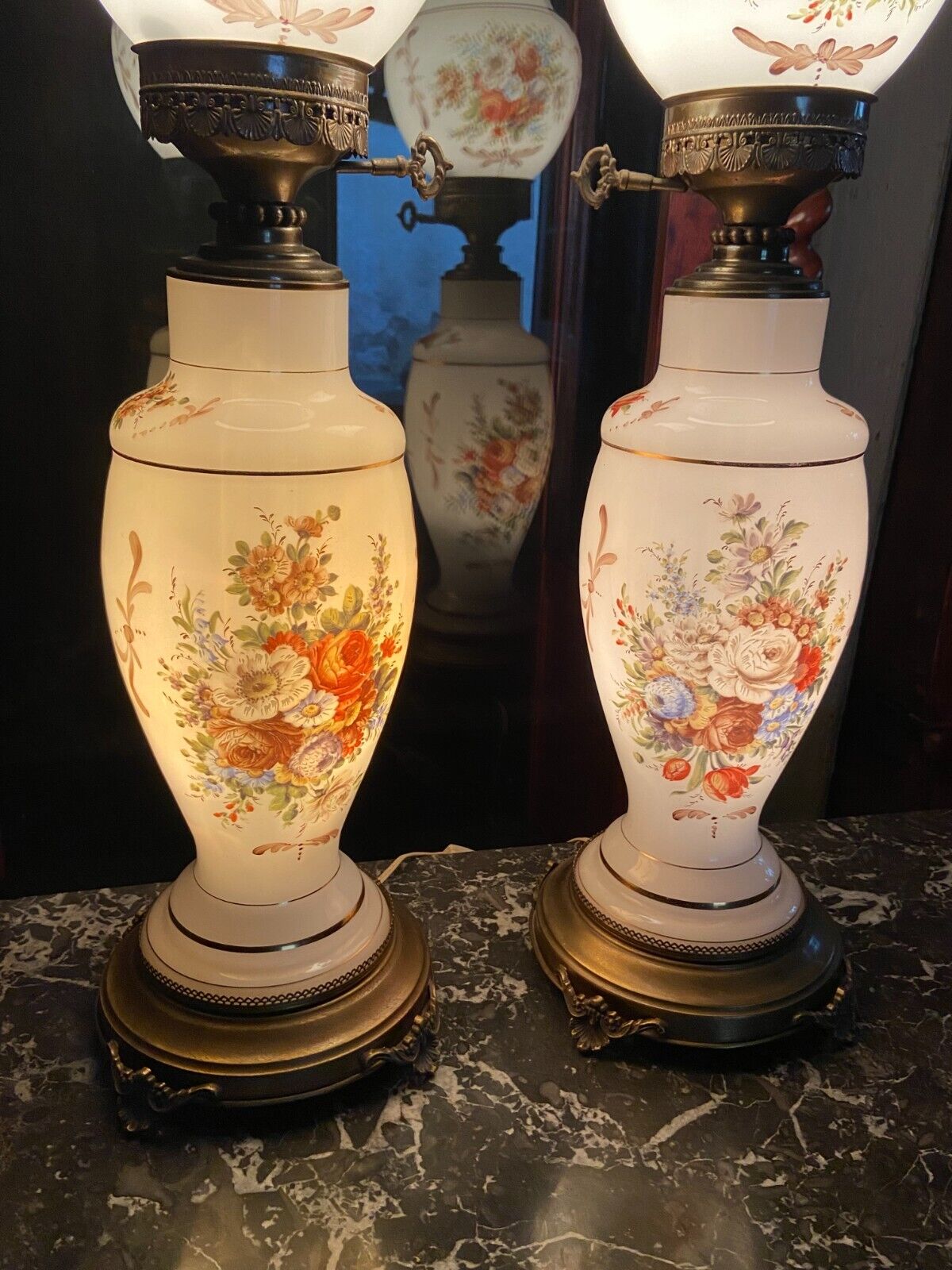 Paire de lampes en opaline blanche à décor floral