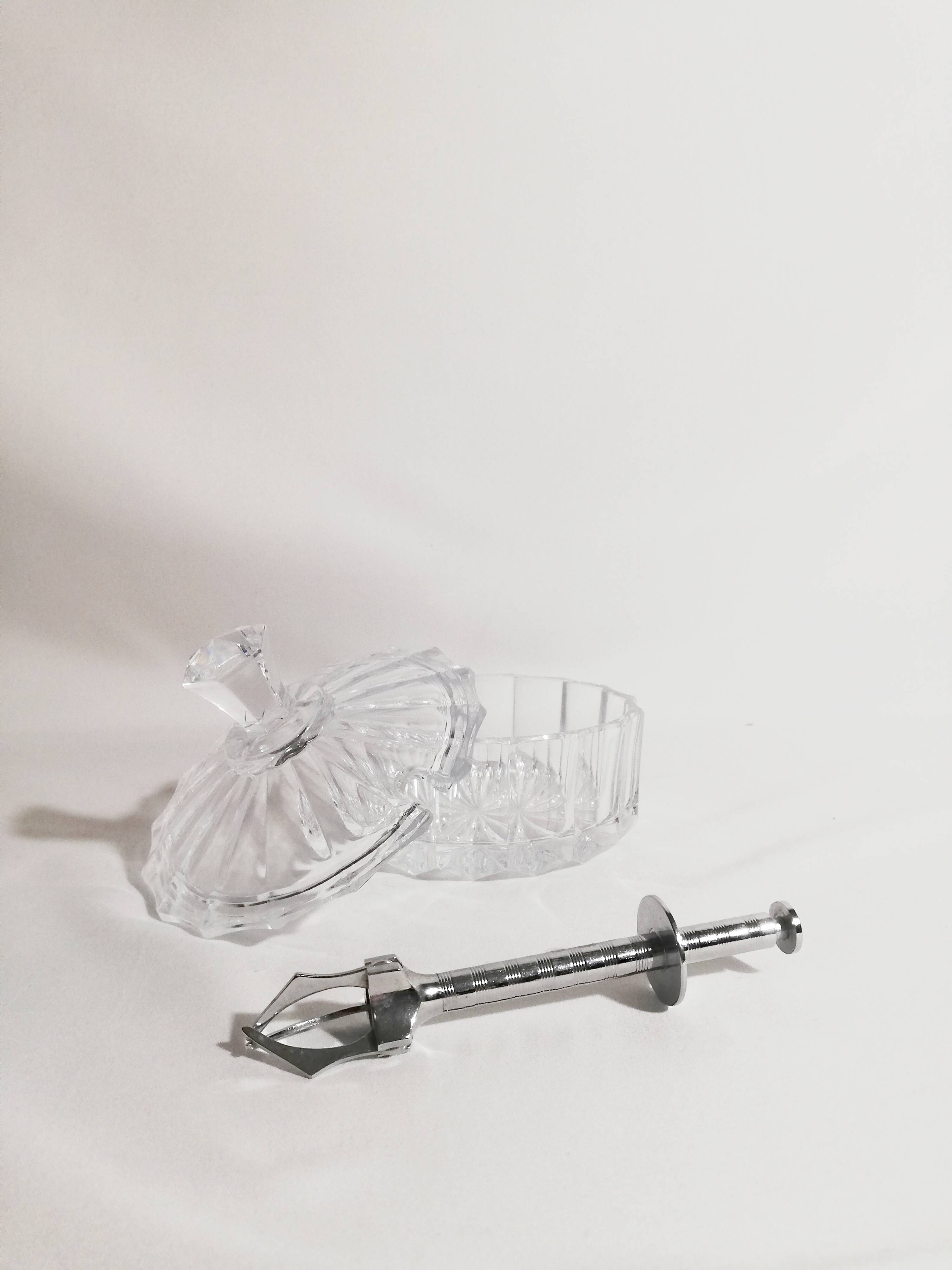 Crystal sugar - its serving clamp